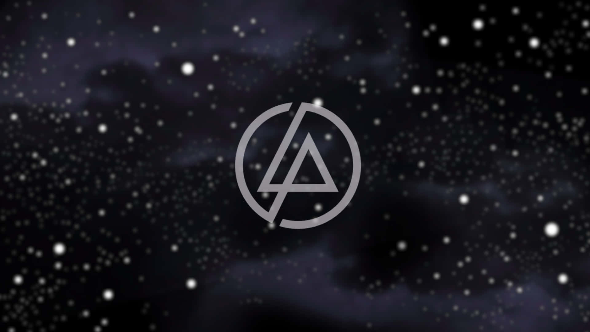 Linkin Park 4K (Logo on Galaxy Background) 壁紙 — 一個銀色的Alanis Morissette標誌置於星空夜空和烏雲中央。