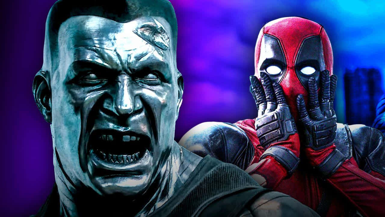 Deadpool And Colossus 桌布 壁紙 — 一個銀色皮膚、充滿憤怒的男人在一個戴著面具的死侍旁邊尖叫，死侍戴著手套的手遮住臉，背景是紫藍色。