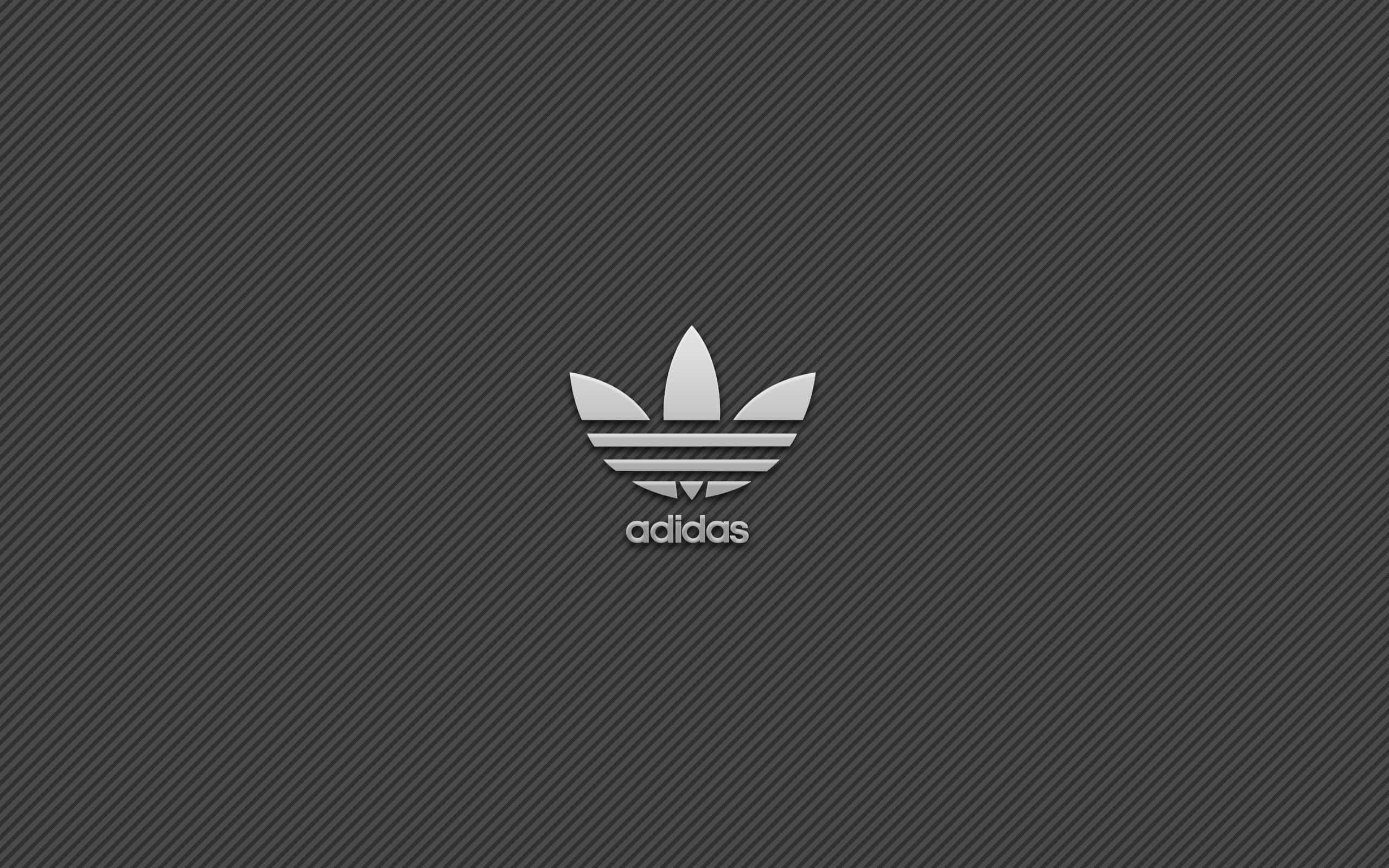 愛迪達 桌布 壁紙 — 一個銀色簡約Adidas標誌置於深灰色斜紋背景中央。