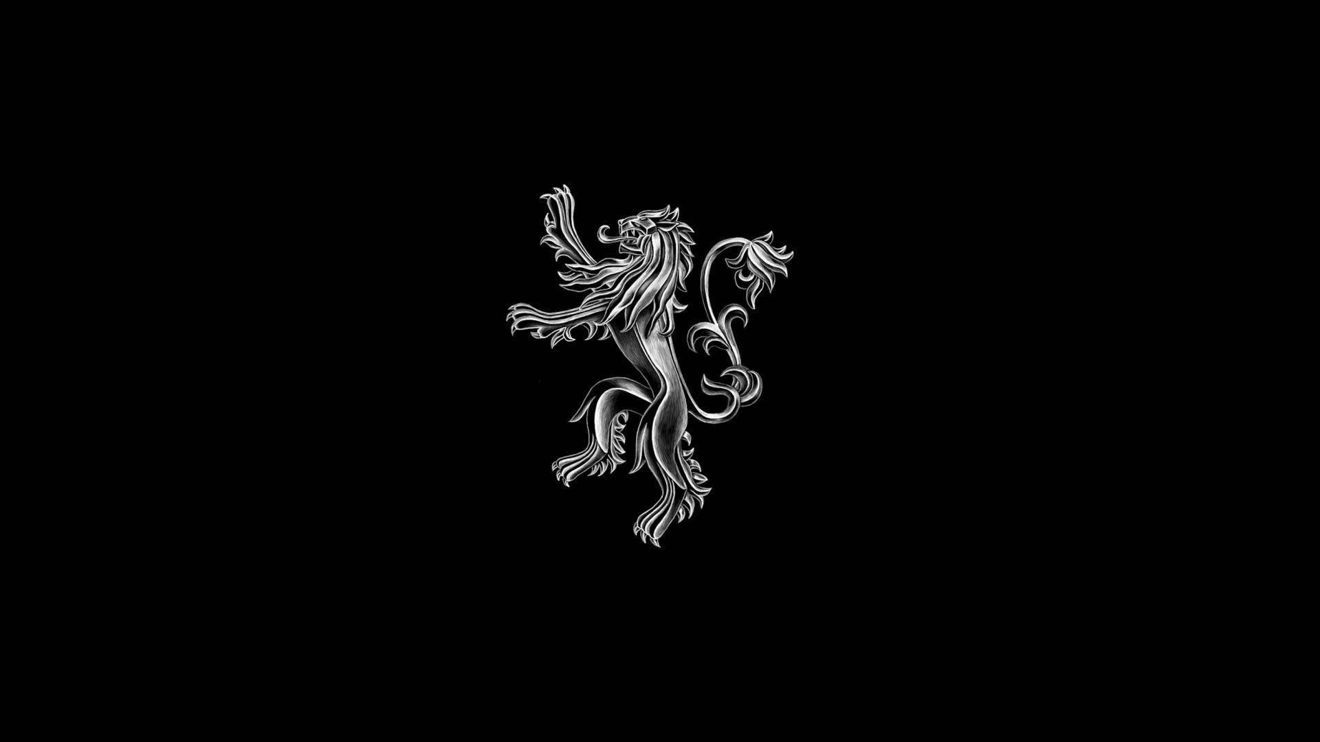House Lannister 桌布 壁紙 — 一個銀色華麗的躍獅徽章，居中置於純黑色背景上，帶有複雜的捲曲花紋。