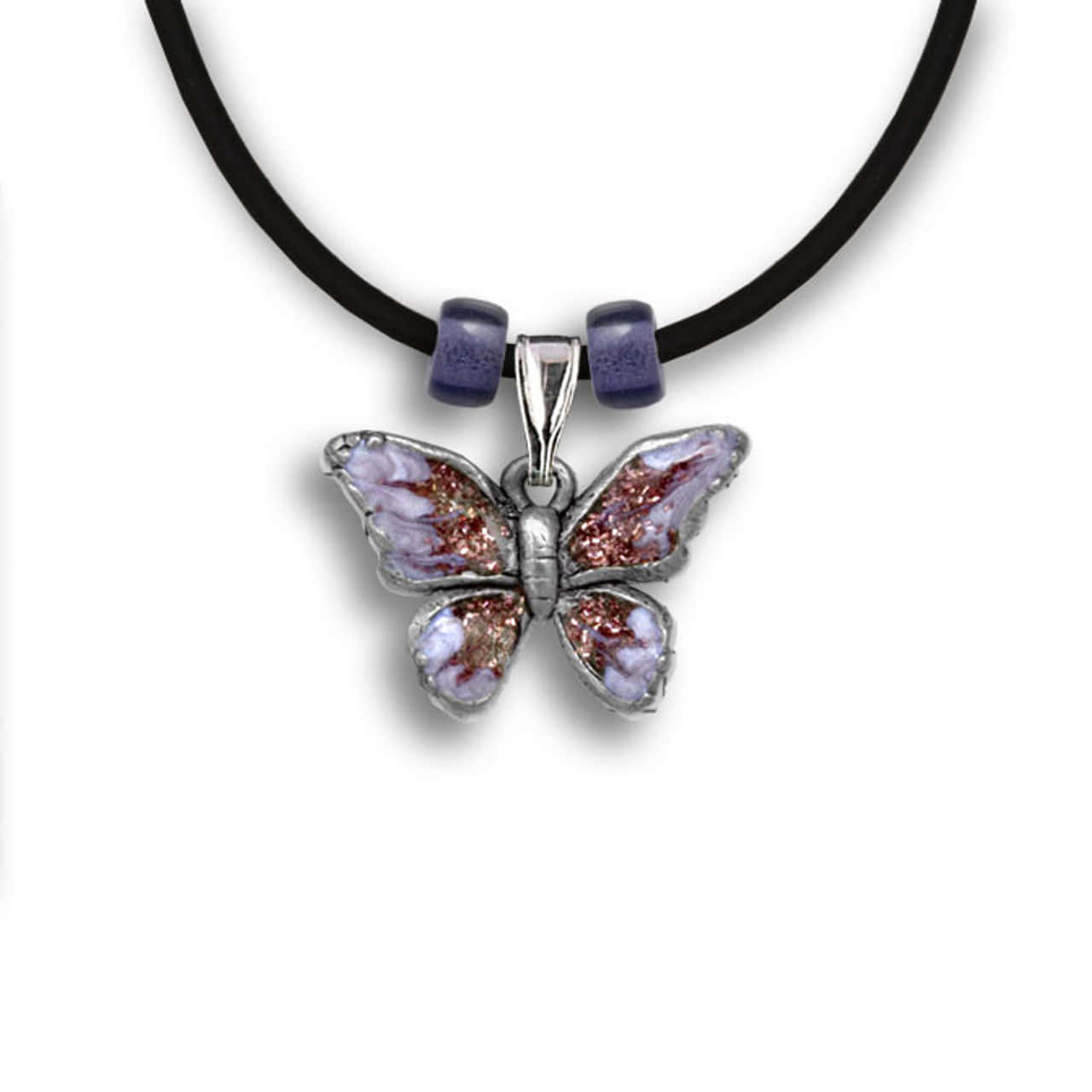 Butterfly Jewelry 桌布 壁紙 — 一個銀色蝴蝶吊墜，帶有閃爍的紫色和金色翅膀，掛在帶有紫色珠子的黑色繩子上。