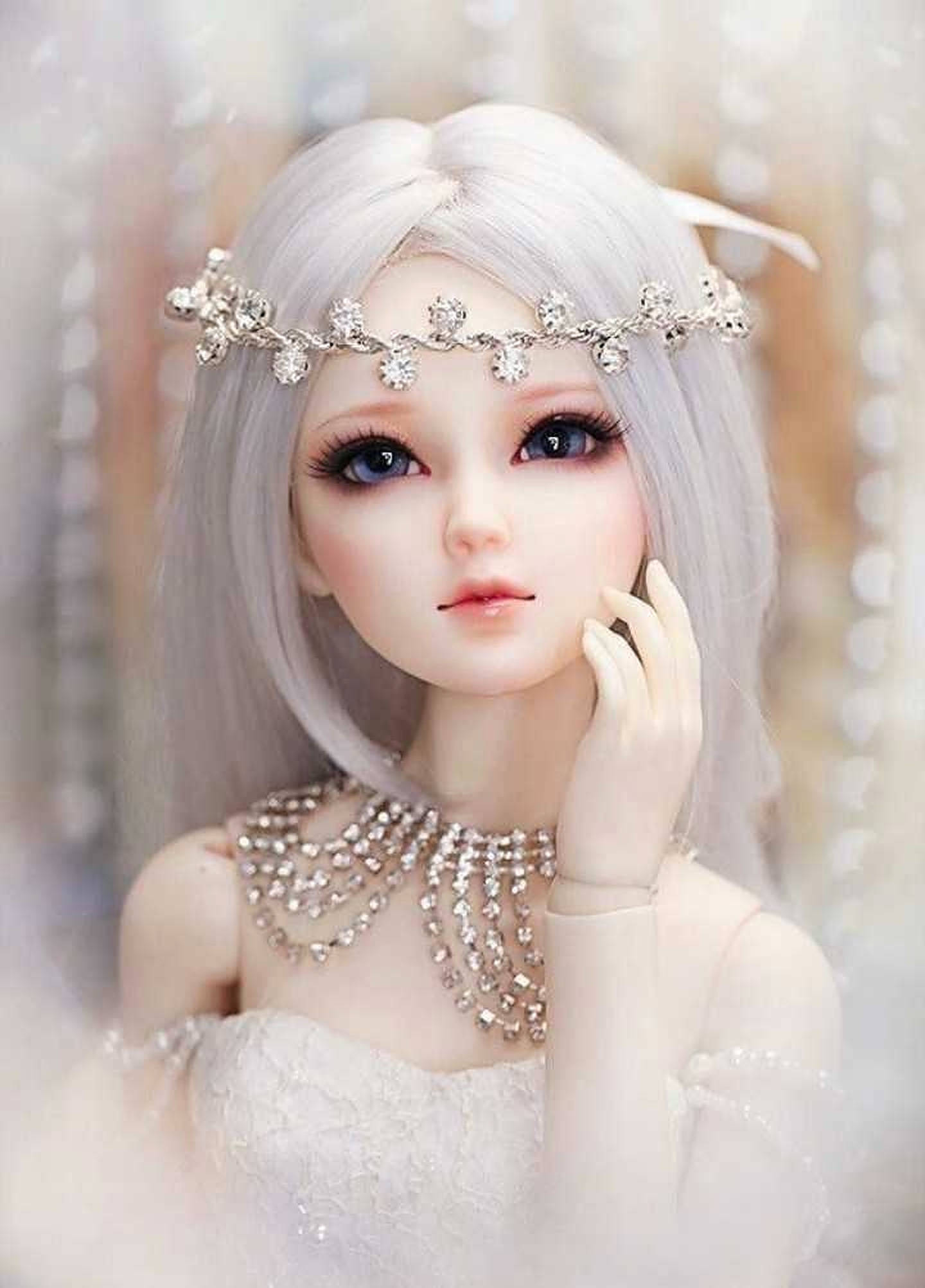 Doll 桌布 壁紙 — 一個銀色頭髮、戴著珠寶頭飾的娃娃，在夢幻飄渺的肖像中輕柔地凝視，同時觸摸臉頰。