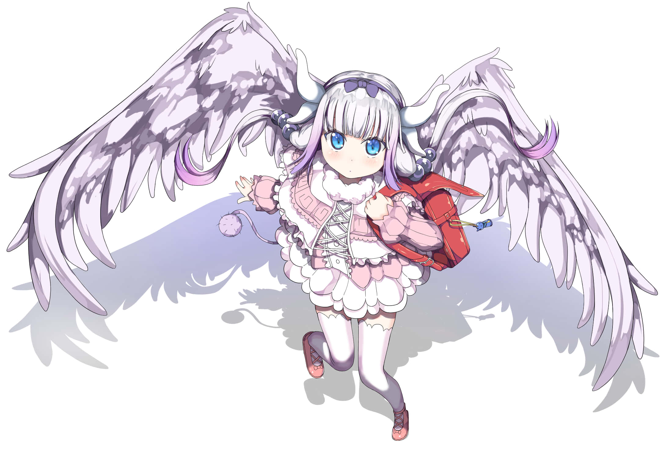 Kanna Kamui 桌布 壁紙 — 一個銀色頭髮、長著大翅膀的Q版動漫女孩，穿著荷葉邊粉紅色服裝，在純白色背景上向前奔跑。