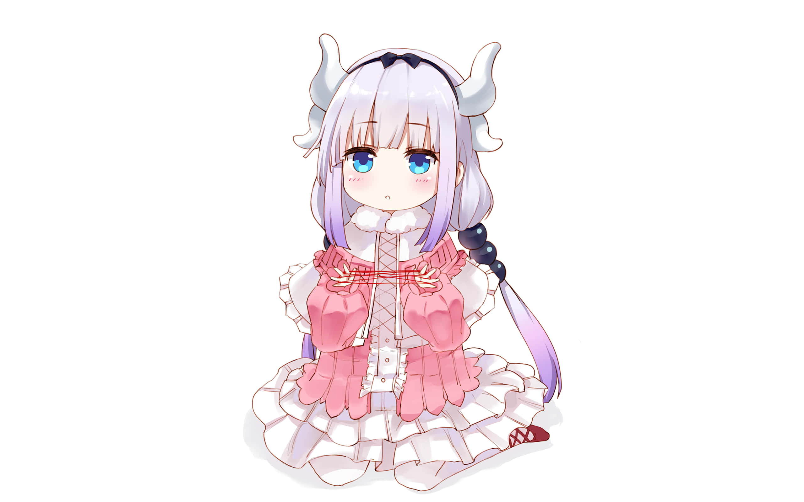Kanna Kamui 桌布 壁紙 — 一個銀色頭髮和角的Q版動漫女孩，穿著粉紅色和白色的荷葉邊連衣裙，坐在純白色背景前。