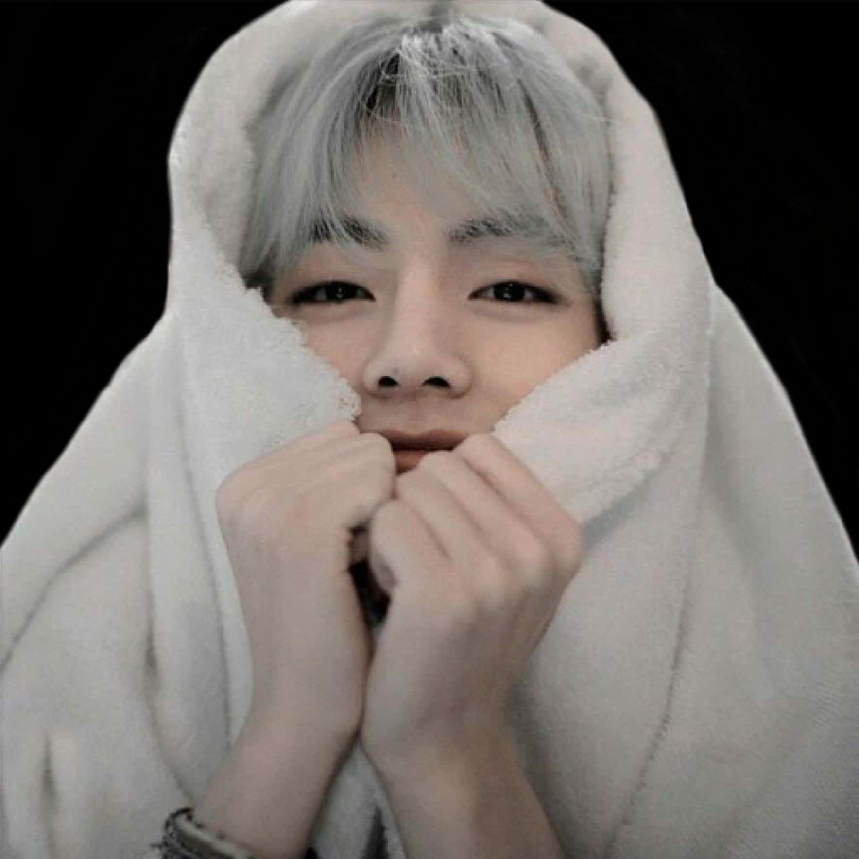 BTS 桌布 壁紙 — 一個銀色頭髮的人包裹在蓬鬆的白色毛巾中，在黑色背景前將毛巾靠近臉部。