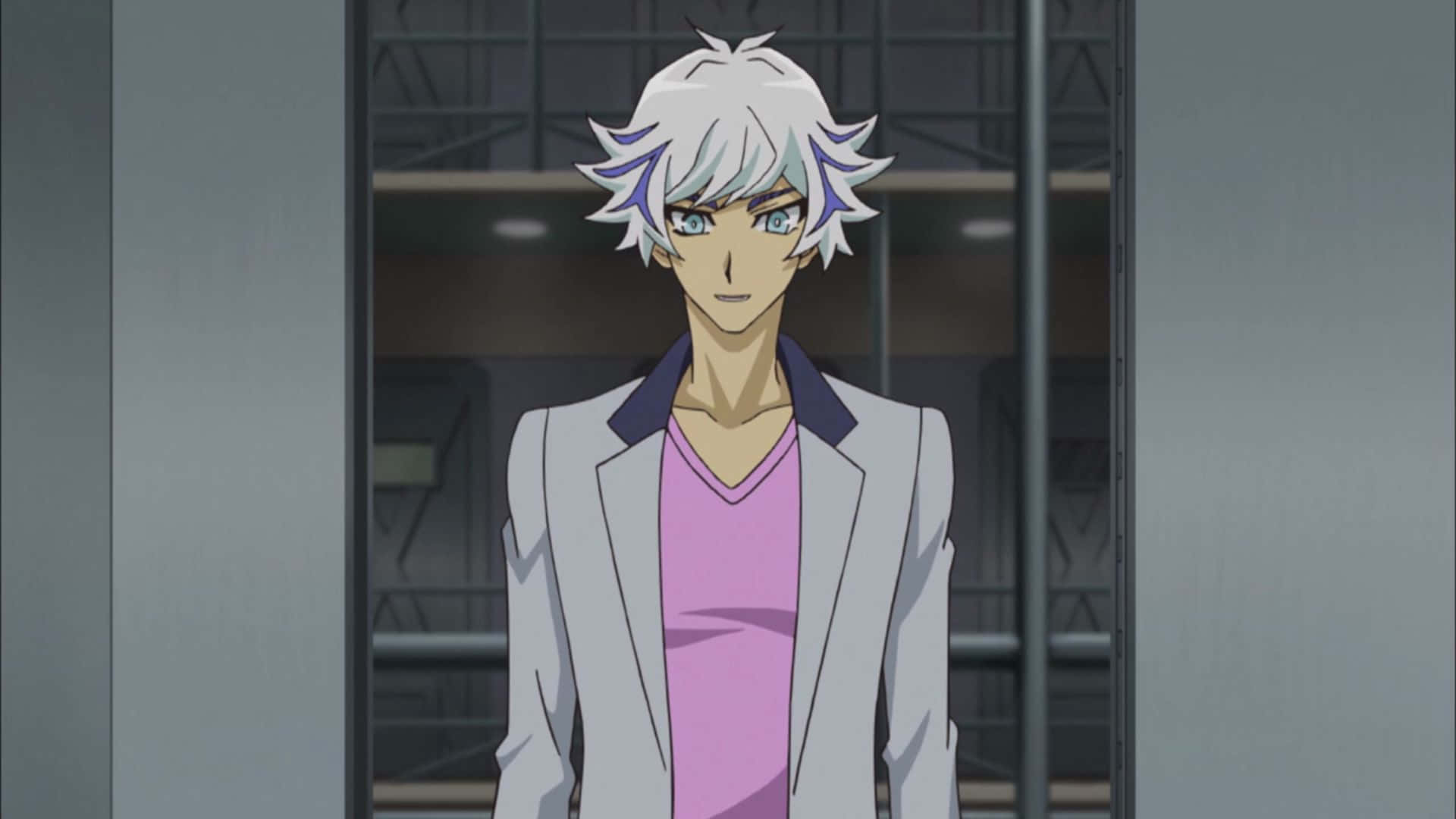 Ryoken Kogami 桌布 壁紙 — 一個銀色頭髮的動漫角色，穿著灰色西裝外套和粉紅色襯衫，自信地站在現代室內環境中。