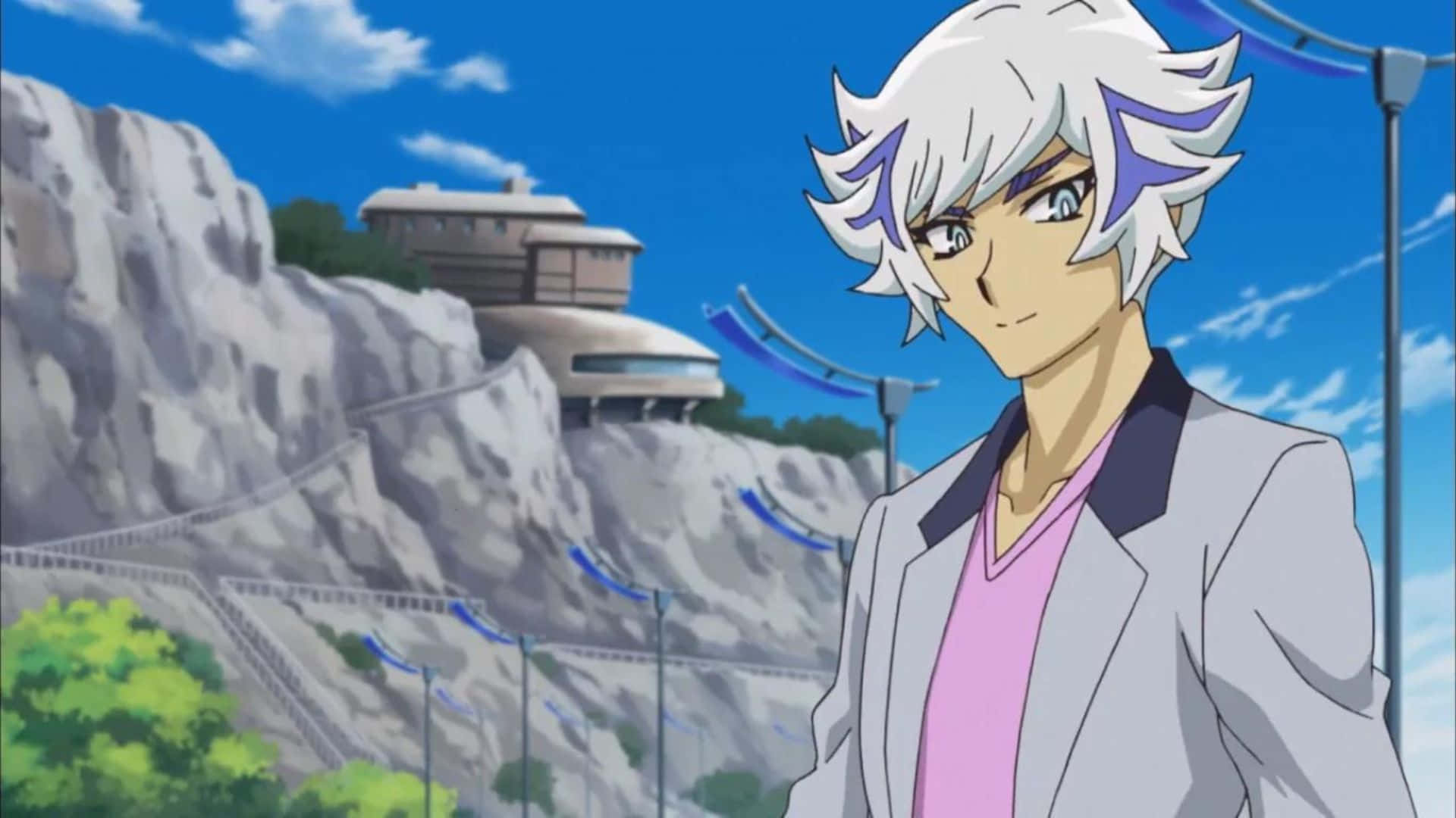 Ryoken Kogami 桌布 壁紙 — 一個銀色頭髮的動漫角色穿著灰色外套，站在岩石懸崖前，背景有未來主義建築和藍天。