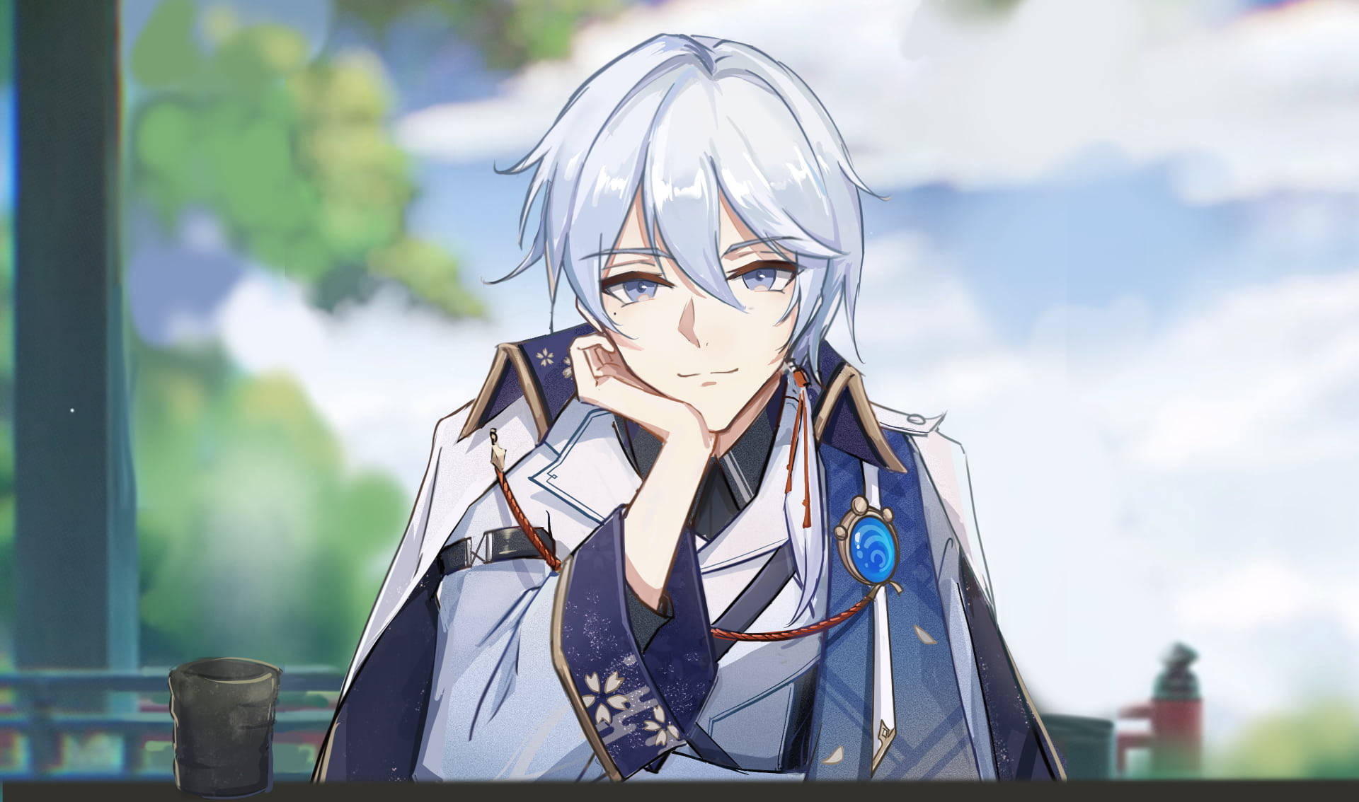 ayato 桌布 壁紙 — 一個銀色頭髮的動漫角色穿著藍白色服裝，在明亮的戶外背景下將下巴擱在手上。