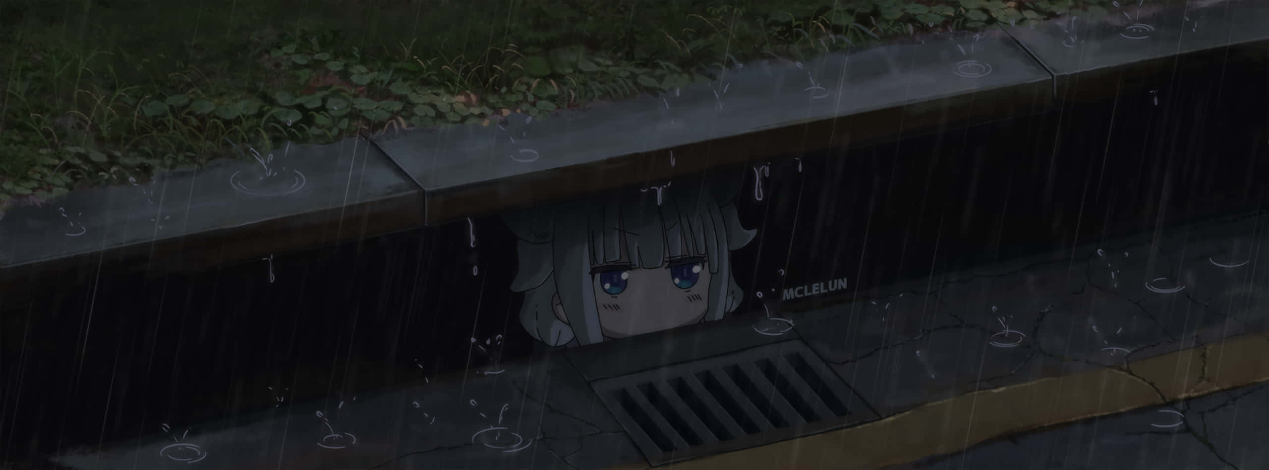 Kanna Kamui 桌布 壁紙 — 一個銀色頭髮的悲傷動漫女孩從被雨水浸濕的混凝土簷下探出頭來，雨滴在她周圍落下。