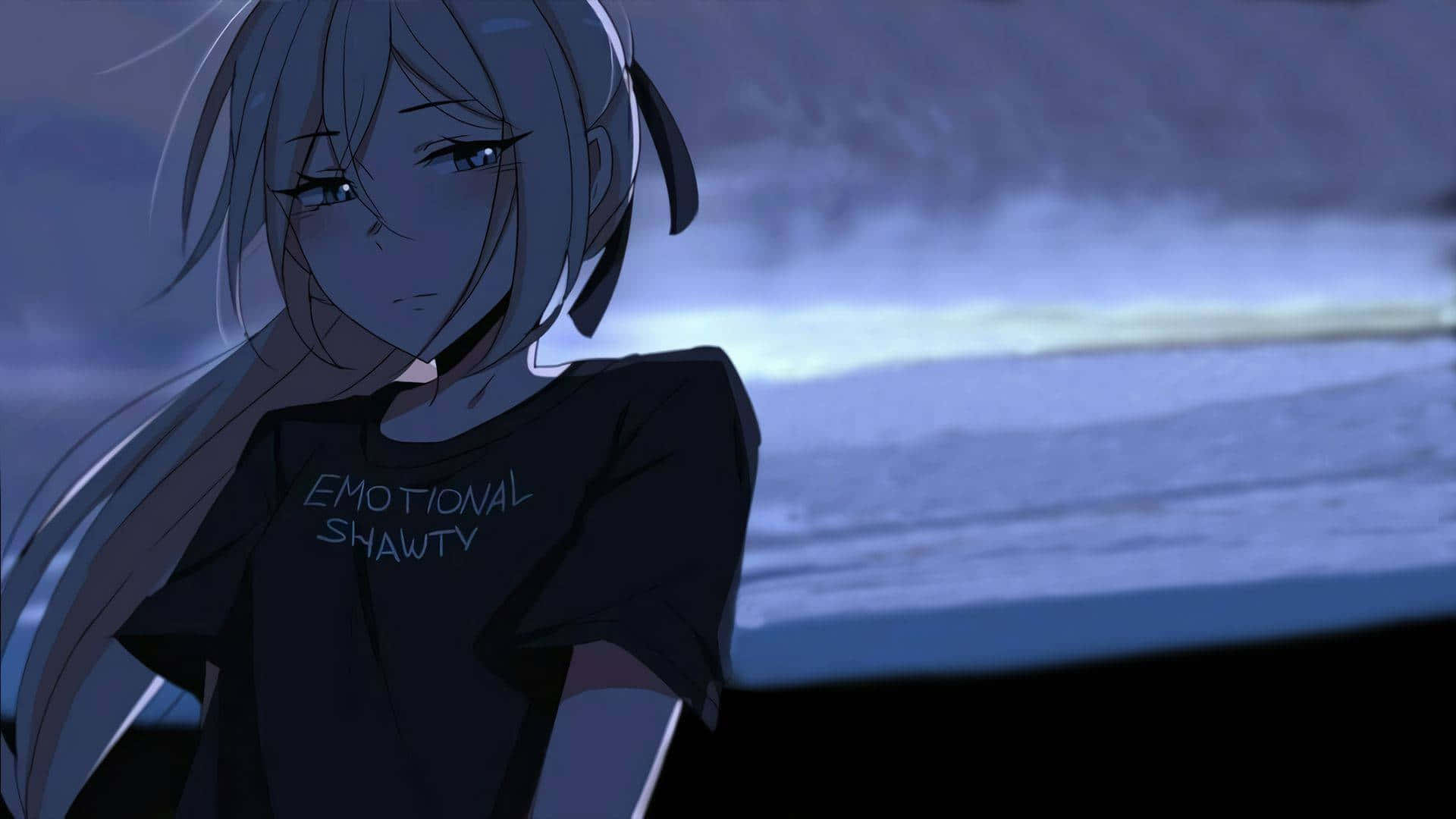 Discord Anime Pfp 桌布 壁紙 — 一個銀色頭髮的憂鬱動漫女孩在黃昏時分站在霧氣瀰漫的海洋旁，穿著一件印有 emotional shawty 文字的黑色T恤。