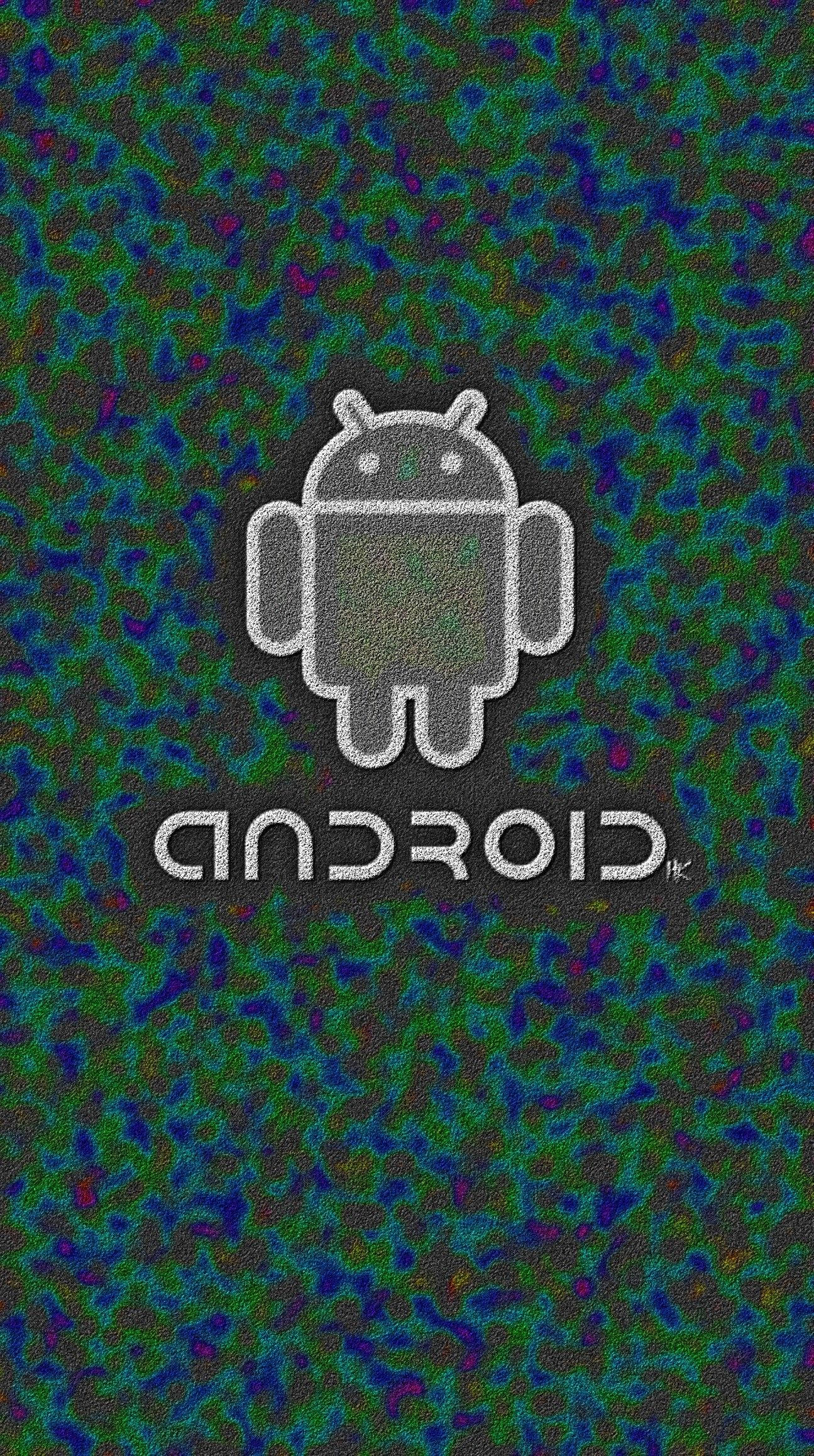 Android Developer 桌布 壁紙 — 一個銀色風格化的Android機器人標誌，居中放置在帶有紋理的綠色、藍色和紫色抽象背景上。