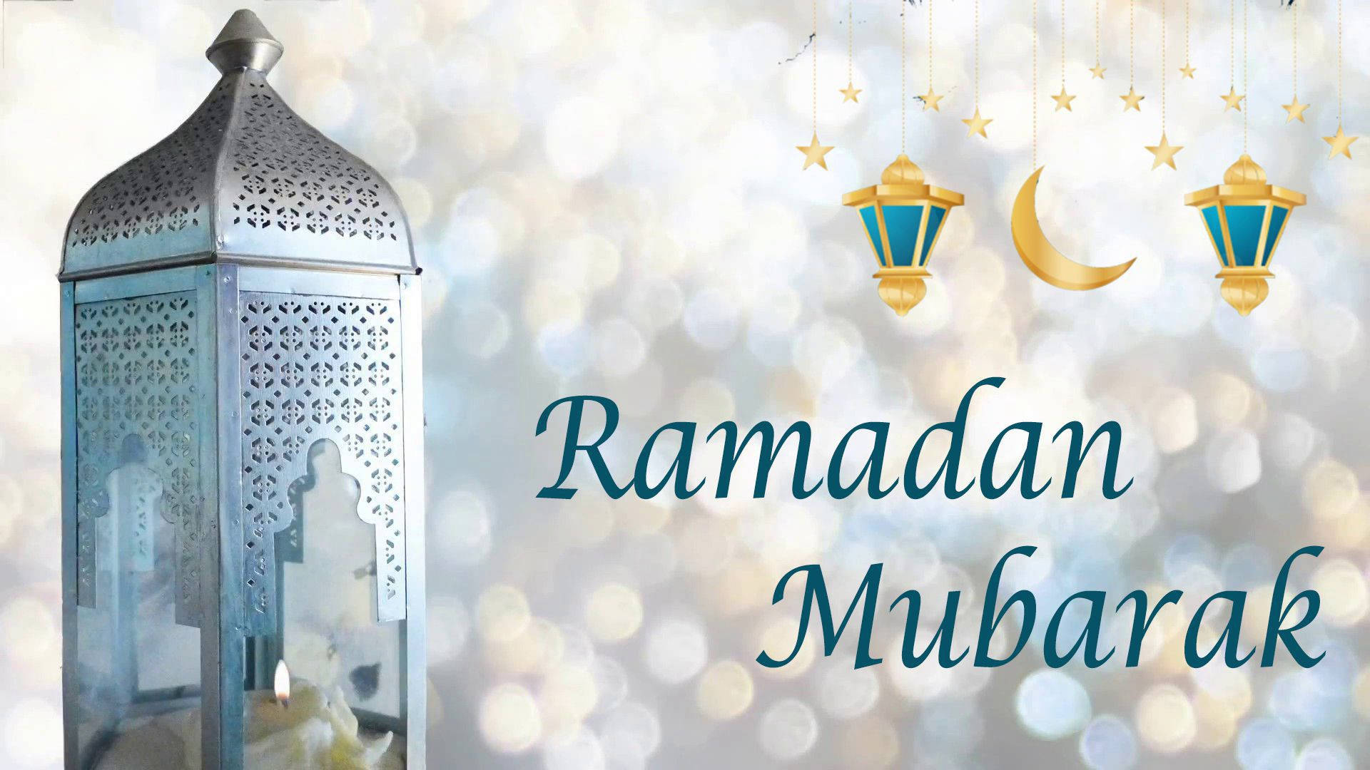 Ramadan Mubarak 桌布 壁紙 — 一個銀色齋月燈籠，帶有精緻鏤空圖案，旁邊掛著金色吊燈和彎月，背景是閃爍的散景效果。
