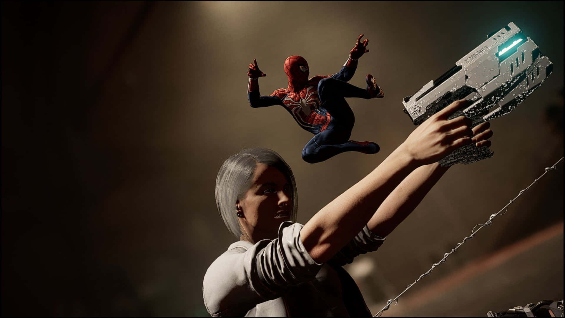 Silver Sable 桌布 壁紙 — 一個銀髮人物在戲劇性的電影場景中，用未來武器瞄準空中的蜘蛛人。