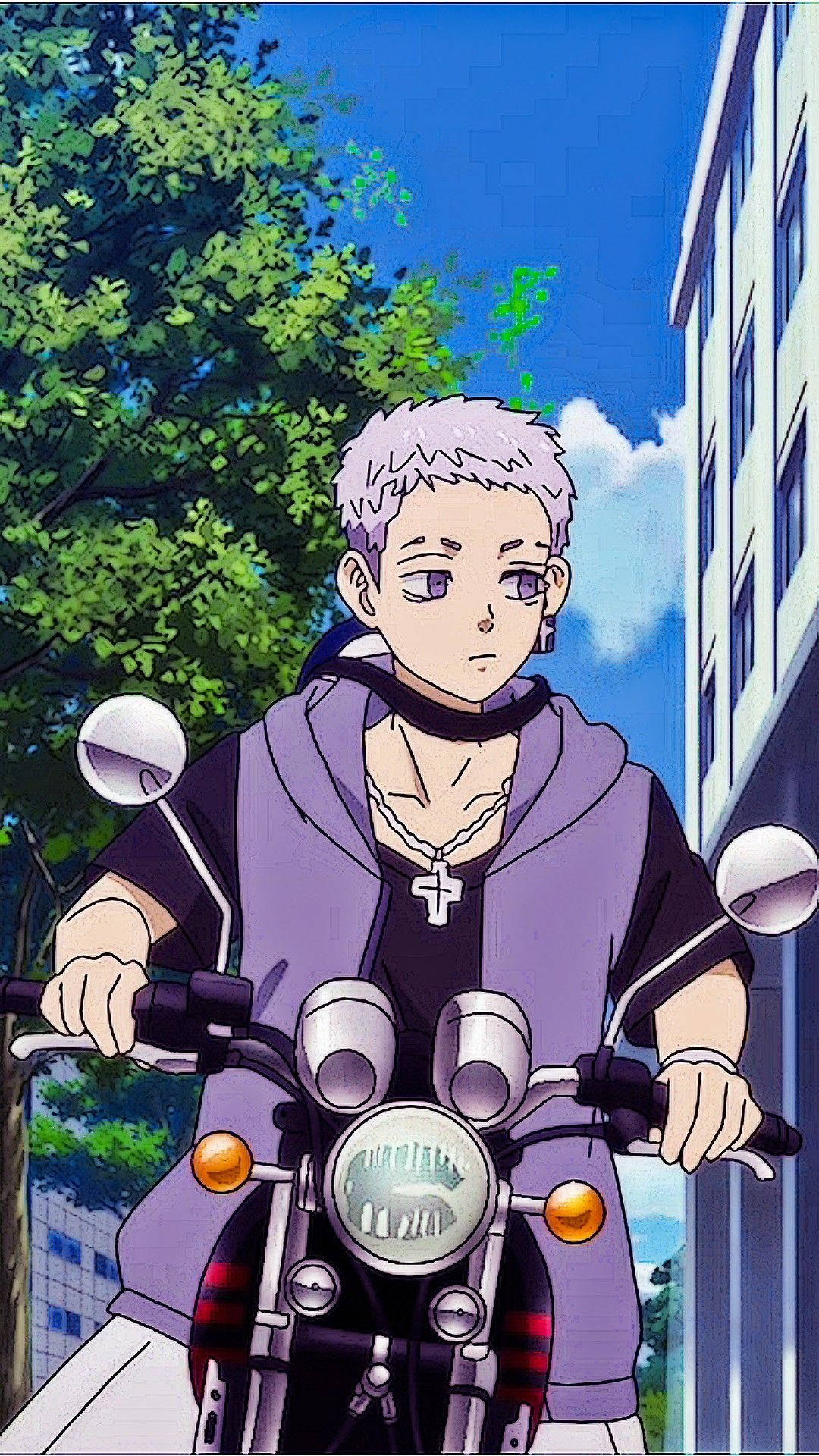 takashi mitsuya 桌布 壁紙 — 一個銀髮動漫男孩在明亮的藍天下，騎著摩托車行駛在一條綠樹成蔭的城市街道上。