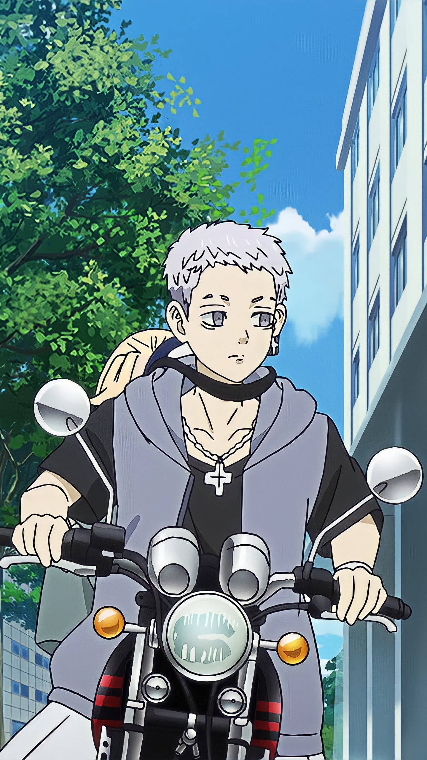 Mitsuya Takashi 桌布 壁紙 — 一個銀髮動漫男孩在晴朗的藍天下，騎著機車行駛在綠樹成蔭的城市街道上。
