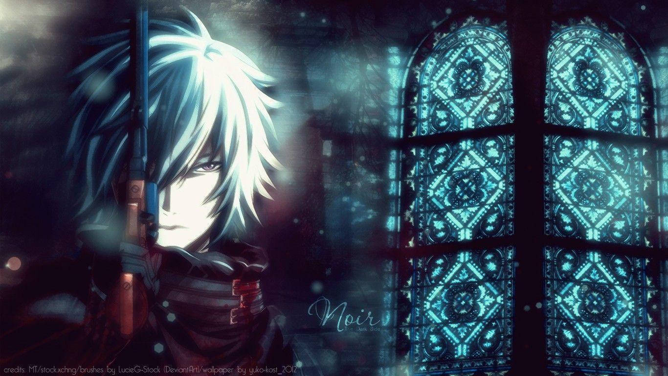 Crazy Anime Boy 桌布 壁紙 — 一個銀髮動漫角色拿著步槍，站在發光的藍色彩繪玻璃窗旁邊的陰影中。