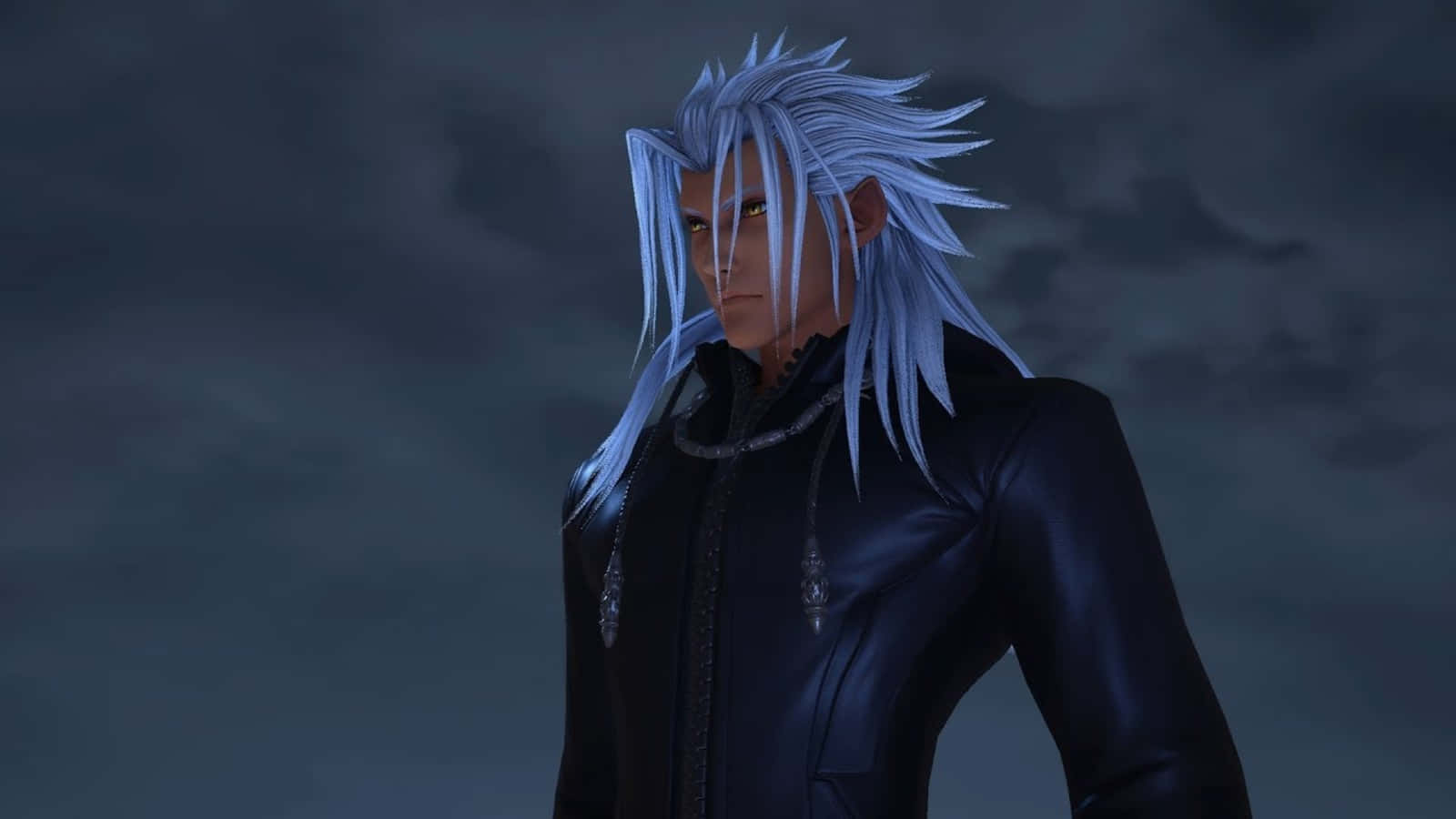 Kingdom Hearts Xemnas 桌布 壁紙 — 一個銀髮動漫角色穿著深色外套，站在暴風雨的灰色天空下，擁有強烈的黃色眼睛。
