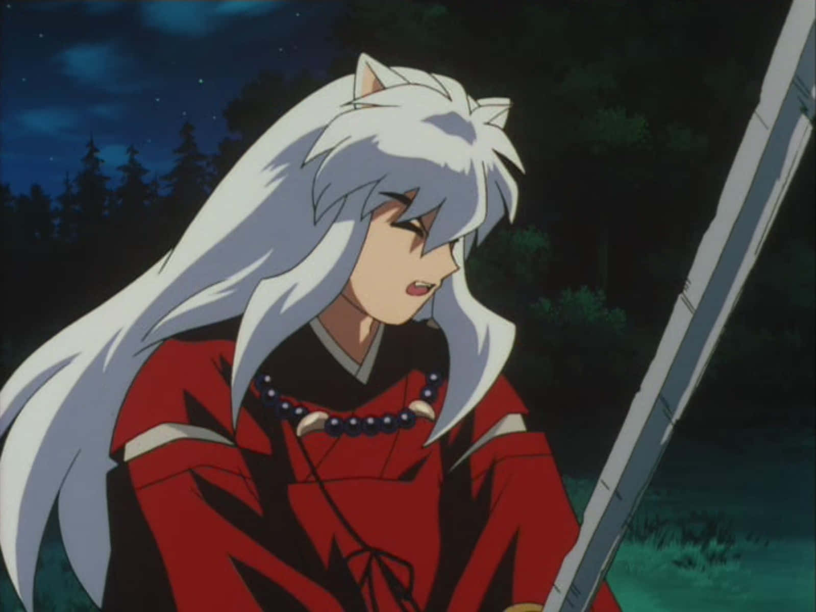 Inuyasha And Tessaiga 桌布 壁紙 — 一個銀髮動漫角色穿著紅色和服，在森林的星空下持劍。