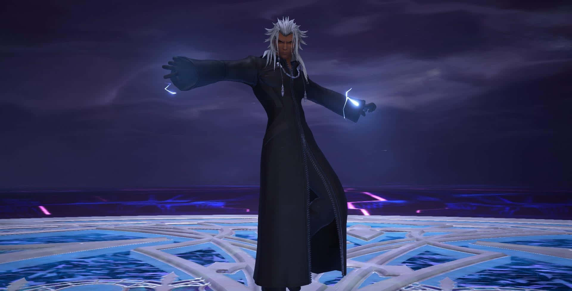 Kingdom Hearts Xemnas 桌布 壁紙 — 一個銀髮動漫角色穿著黑色外套，在深紫色天空下，站在發光的藍色平台上，雙手發光。