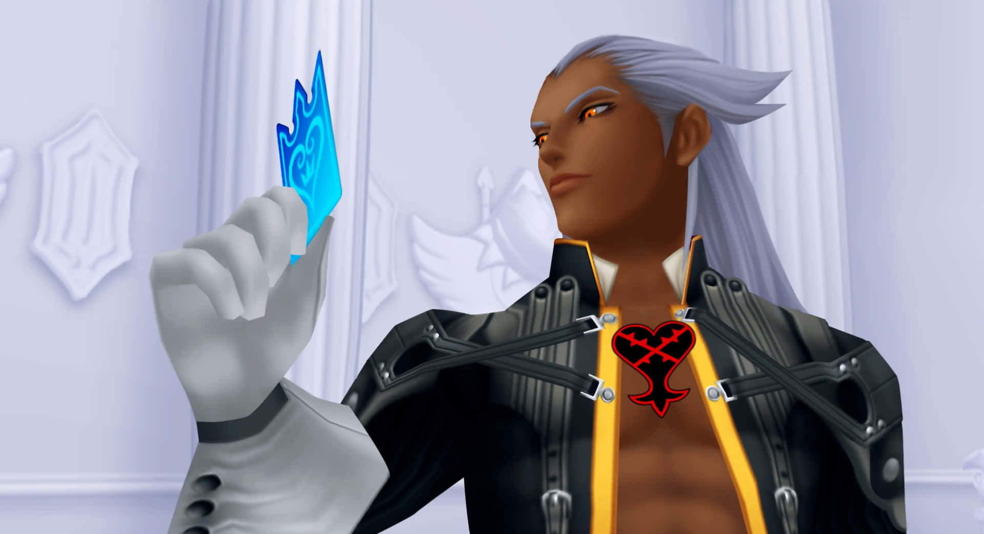 Ansem Seeker Of Darkness 桌布 壁紙 — 一個銀髮動漫角色穿著黑金色服裝，在淺色裝飾牆前握著一把發光的藍色鍵刃。