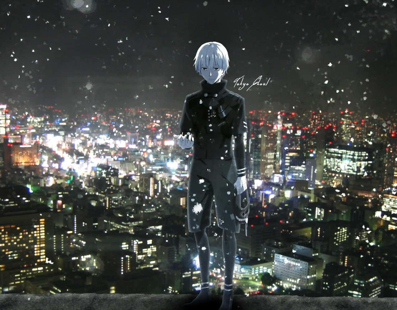 東京喰種 桌布 壁紙 — 一個銀髮動漫角色站在懸崖頂上，俯瞰著雪夜天空下閃閃發光的霓虹城市景觀。