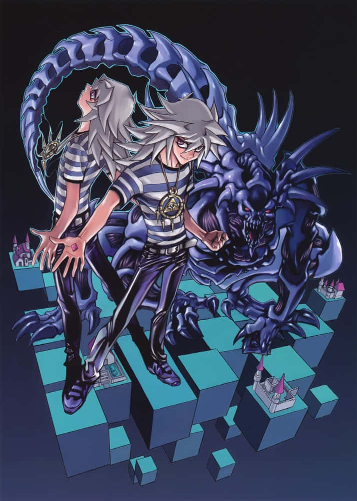Yami Bakura 桌布 壁紙 — 一個銀髮動漫角色自信地站在漂浮的藍色立方體上，身後有一條帶有威脅性的藍色龍纏繞在黑暗背景中。
