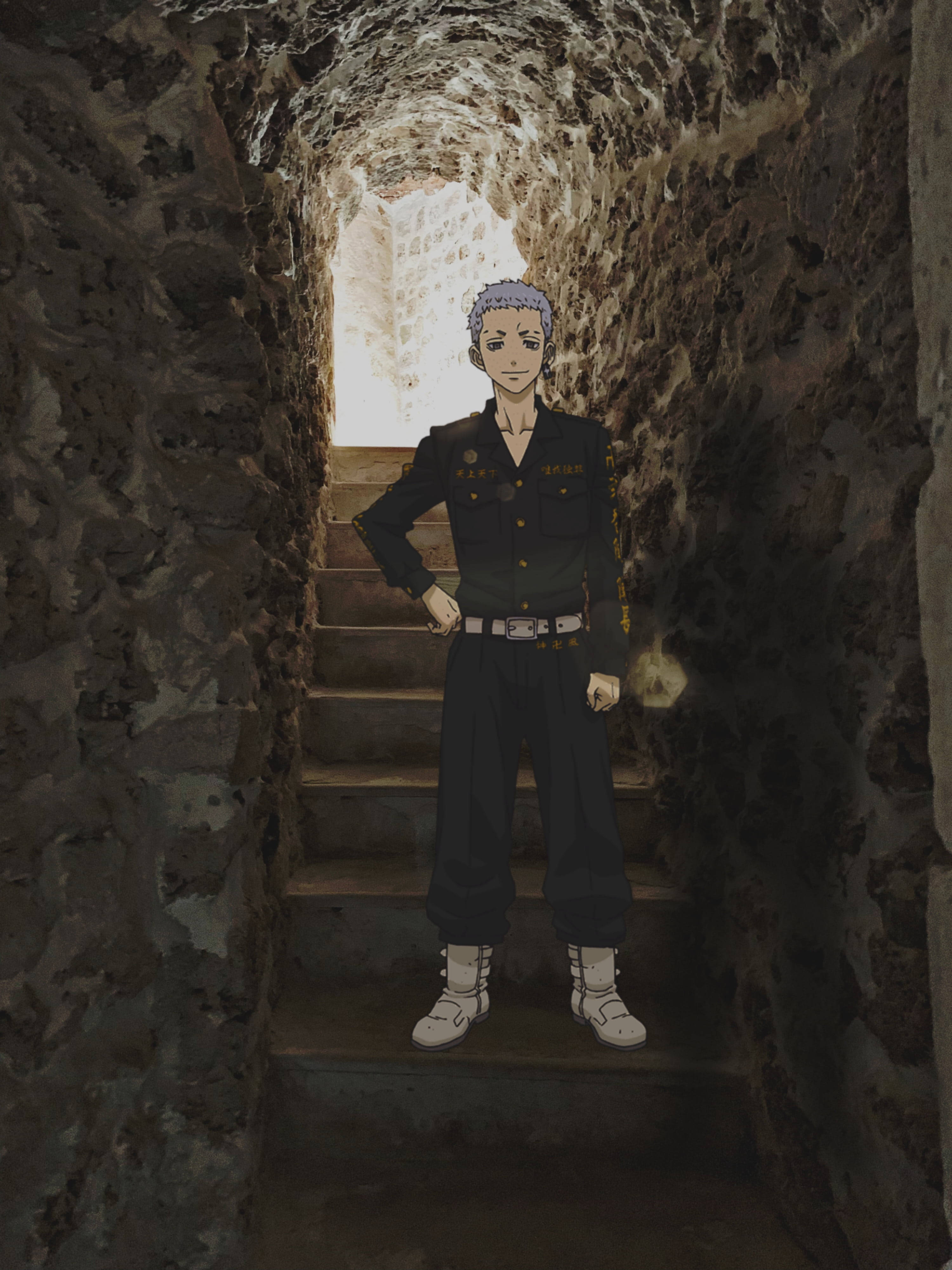 Mitsuya Takashi 桌布 壁紙 — 一個銀髮動漫角色身穿深色制服，自信地站在昏暗古老隧道中的石階頂端。