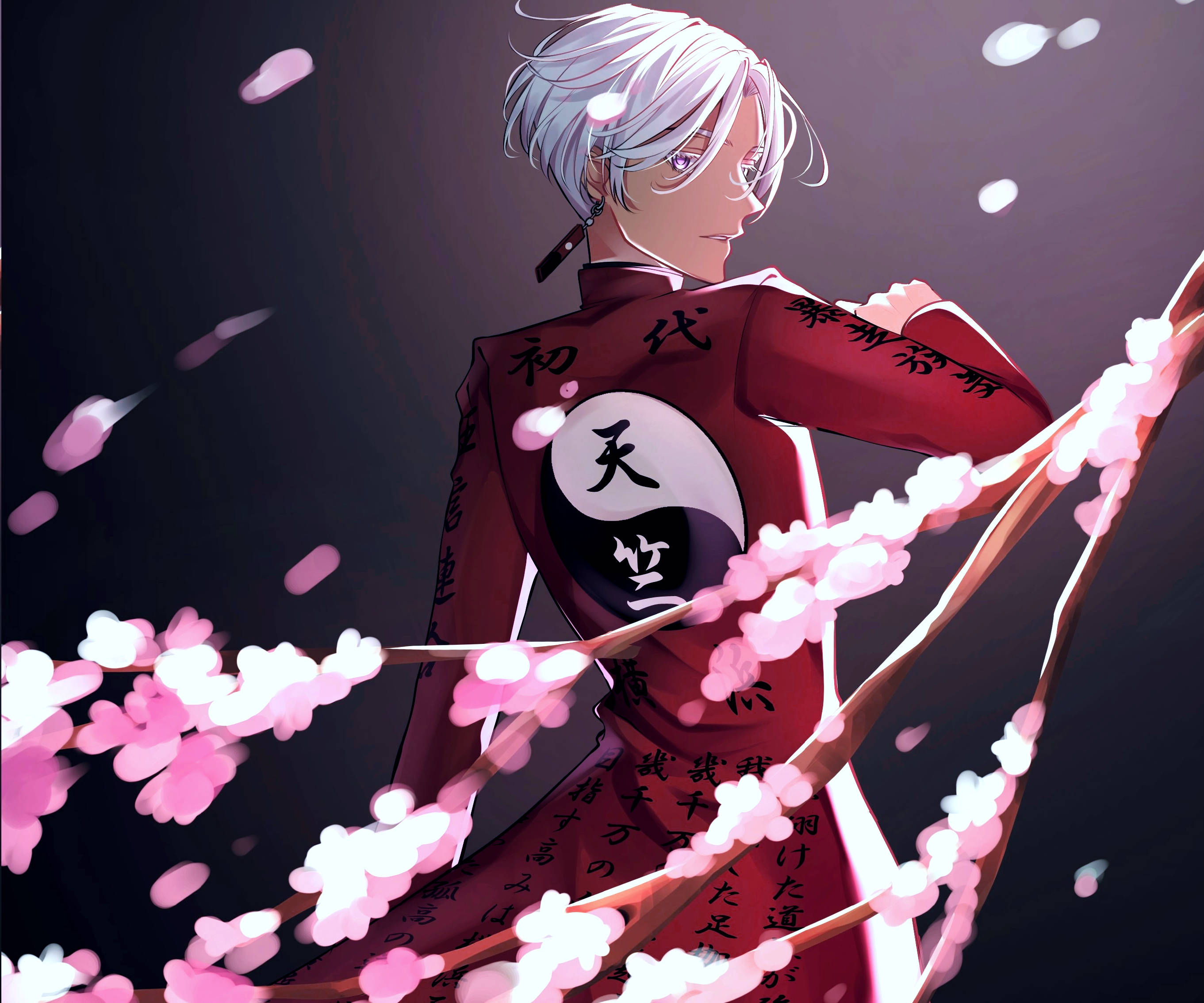 izana kurokawa 桌布 壁紙 — 一個銀髮動漫角色身穿紅色長袍，上面有日文字，站在發光的櫻花枝後面，背景是深色的。