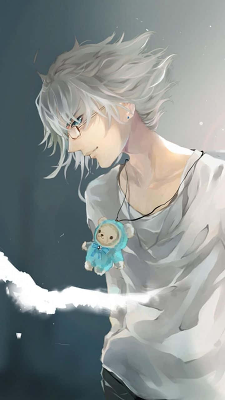 Cute Boy Anime 桌布 壁紙 — 一個銀髮戴眼鏡的動漫男孩，在深色漸變背景前輕輕拿著一個發光的藍色泰迪熊吊墜。