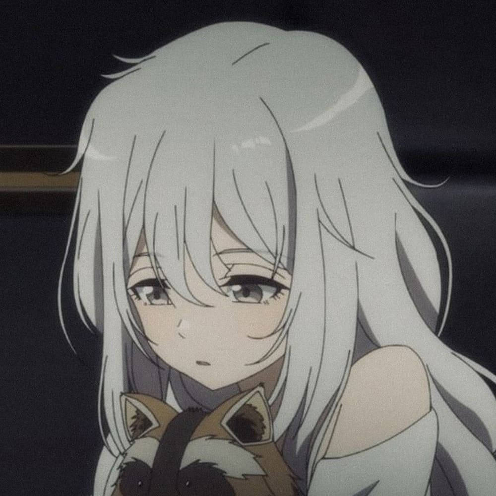 Anime Girl Aesthetic 桌布 壁紙 — 一個銀髮的憂鬱動漫女孩在黑暗背景中輕輕懷抱著一隻像狐狸的小生物。