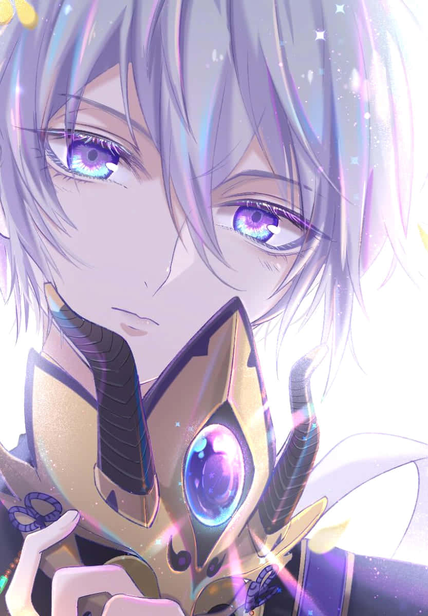 動漫男孩 桌布 壁紙 — 一個銀髮紫瞳發光的動漫角色特寫，手持金色華麗武器，背景閃爍明亮。