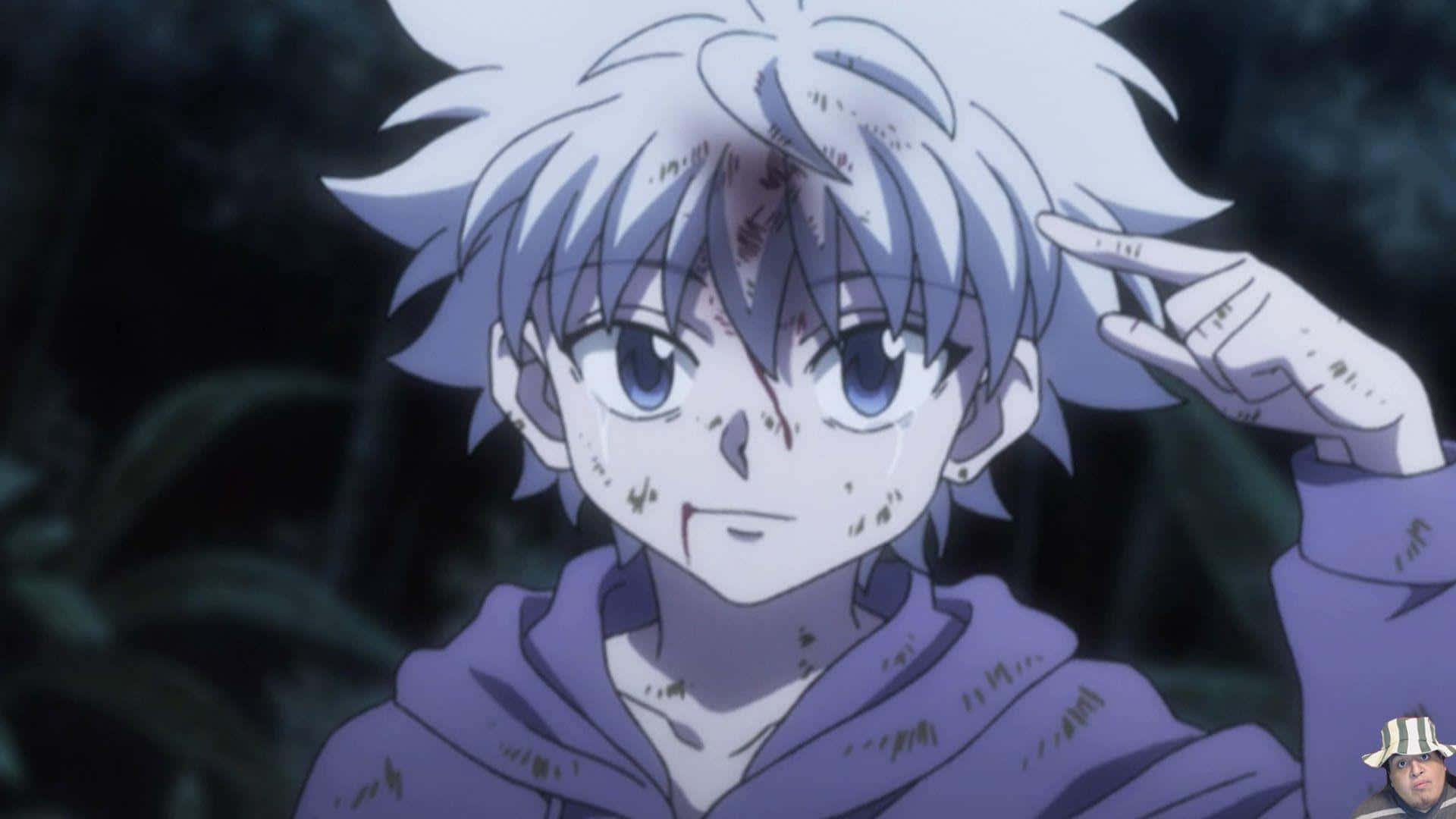 Killua Cute 桌布 壁紙 — 一個銀髮藍眼、滿臉鮮血的動漫男孩在黑暗的森林中微笑著觸碰太陽穴。