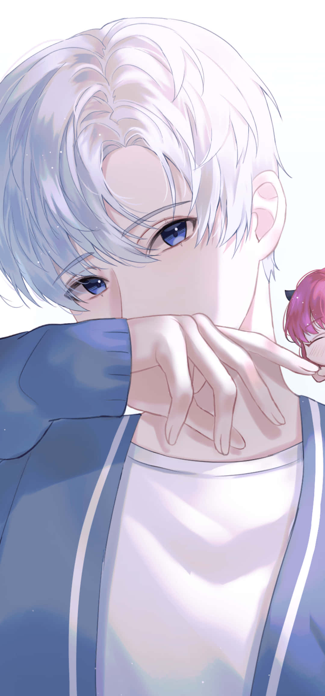 Cute Boy Anime 桌布 壁紙 — 一個銀髮藍眼動漫男孩的近距離特寫，他用手輕輕捂住嘴巴，而一個粉紅色頭髮的女孩從後面探頭出來。