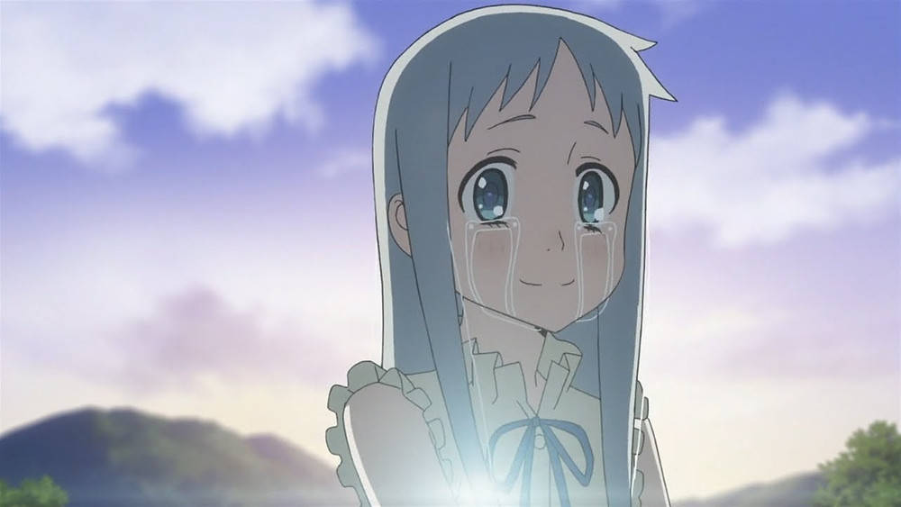Anohana 桌布 壁紙 — 一個銀髮藍眼的流淚動漫女孩，在帶有遠山的柔和天空下溫柔微笑。