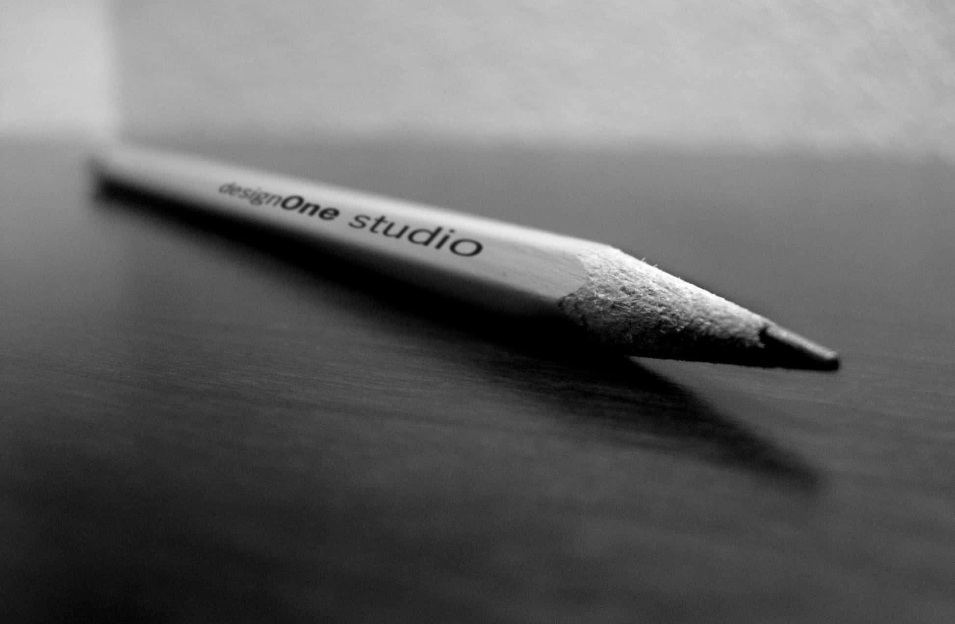 pencil 桌布 壁紙 — 一個銳利的黑白特寫，展示一支品牌鉛筆斜放在有紋理的木質表面上。