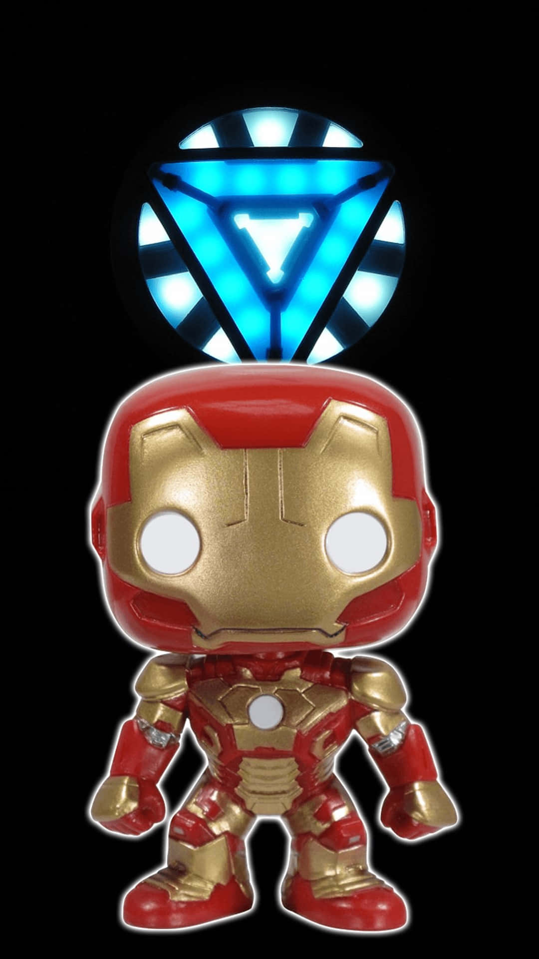 Iron Man Pop Figures 桌布 壁紙 — 一個鋼鐵人的Funko Pop!人偶站在黑色背景前，上方有發光的藍色弧形反應器。