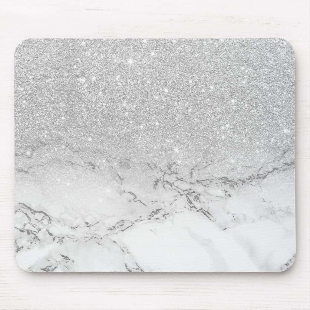 White Glitter 桌布 壁紙 — 一個長方形滑鼠墊採用漸層設計，從頂部的閃爍銀色亮粉過渡到底部帶有灰色紋理的白色大理石。