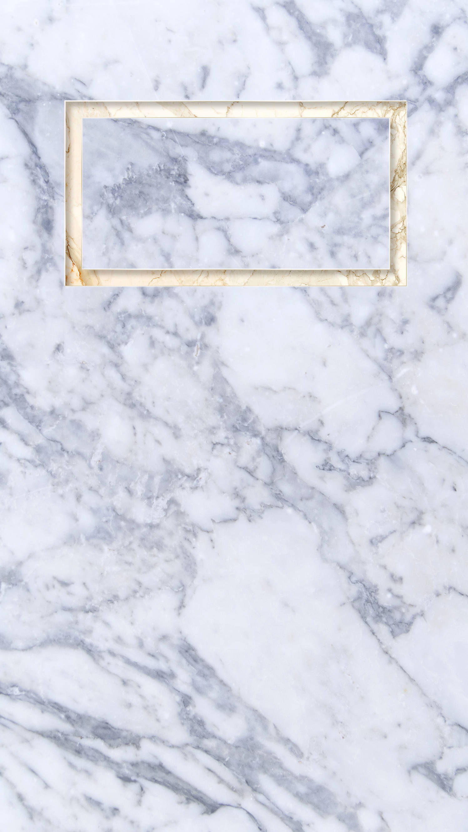 White Marble 桌布 壁紙 — 一個長方形金色邊框的鏡子放在白色和灰色紋理的大理石表面上，帶有優雅的自然圖案。