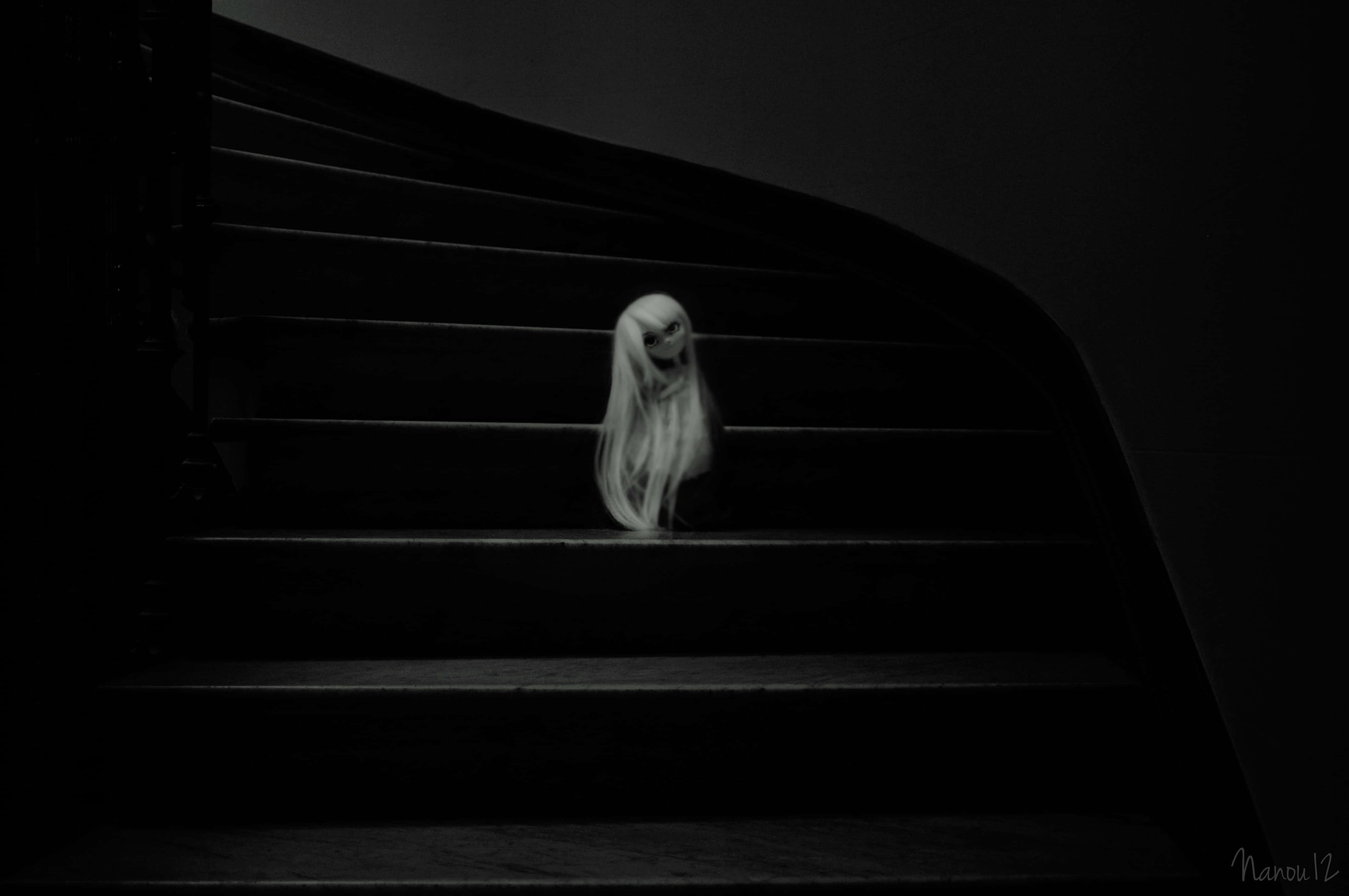 Obscure 桌布 壁紙 — 一個長白髮的鬼影獨自坐在黑暗彎曲的樓梯上，處於單色、詭異的環境中。