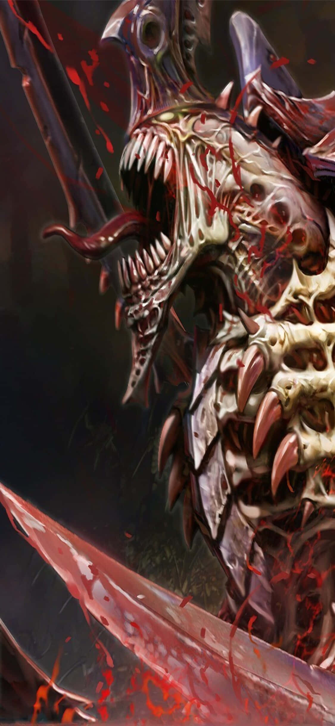 iPhone X Dawn Of War Iii 桌布 壁紙 — 一個長著尖牙、濺滿鮮血的怪誕惡魔生物，在黑暗背景下發出威脅性的咆哮。