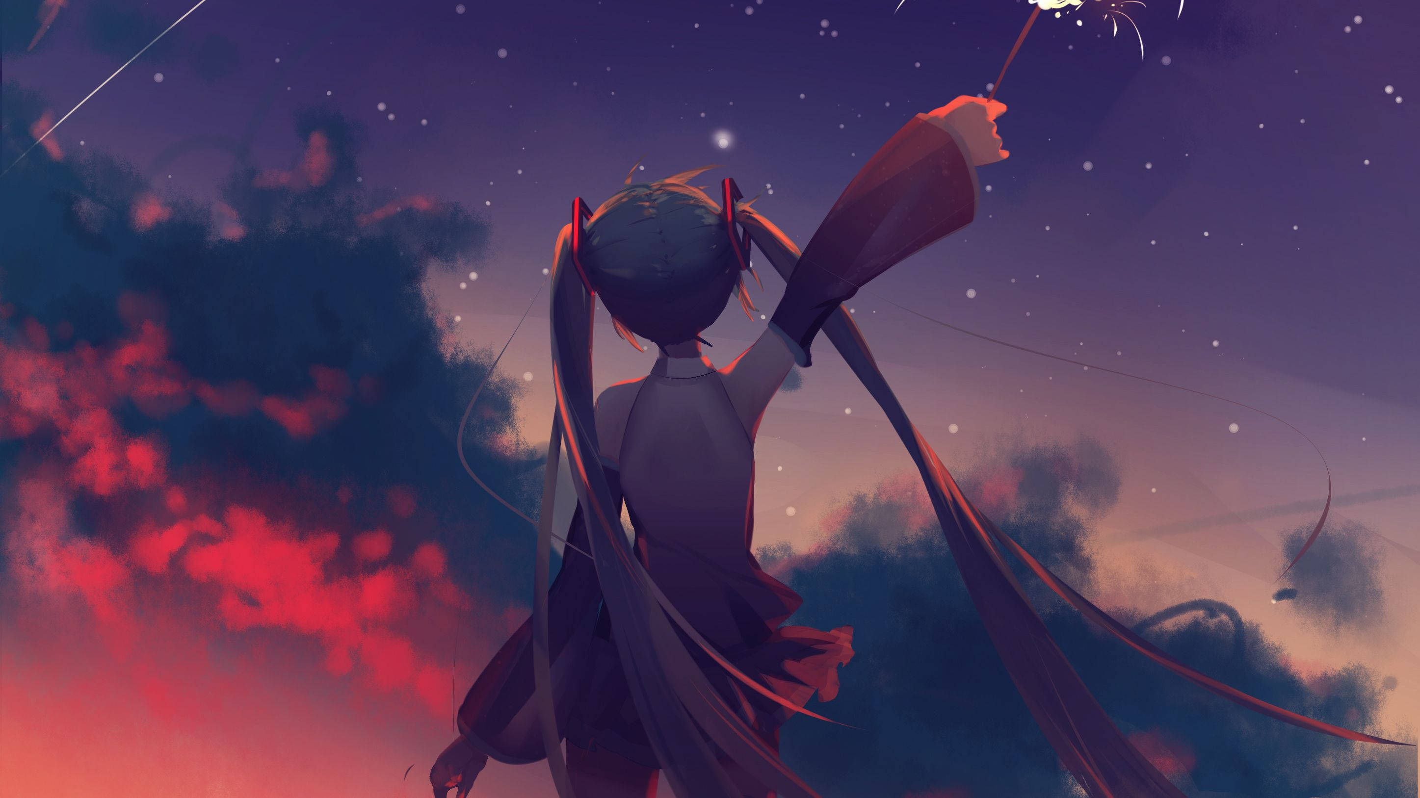 miku 桌布 壁紙 — 一個長著深色長辮子的動漫女孩，在帶有紅色和紫色雲彩的黃昏天空下拿著煙火棒。
