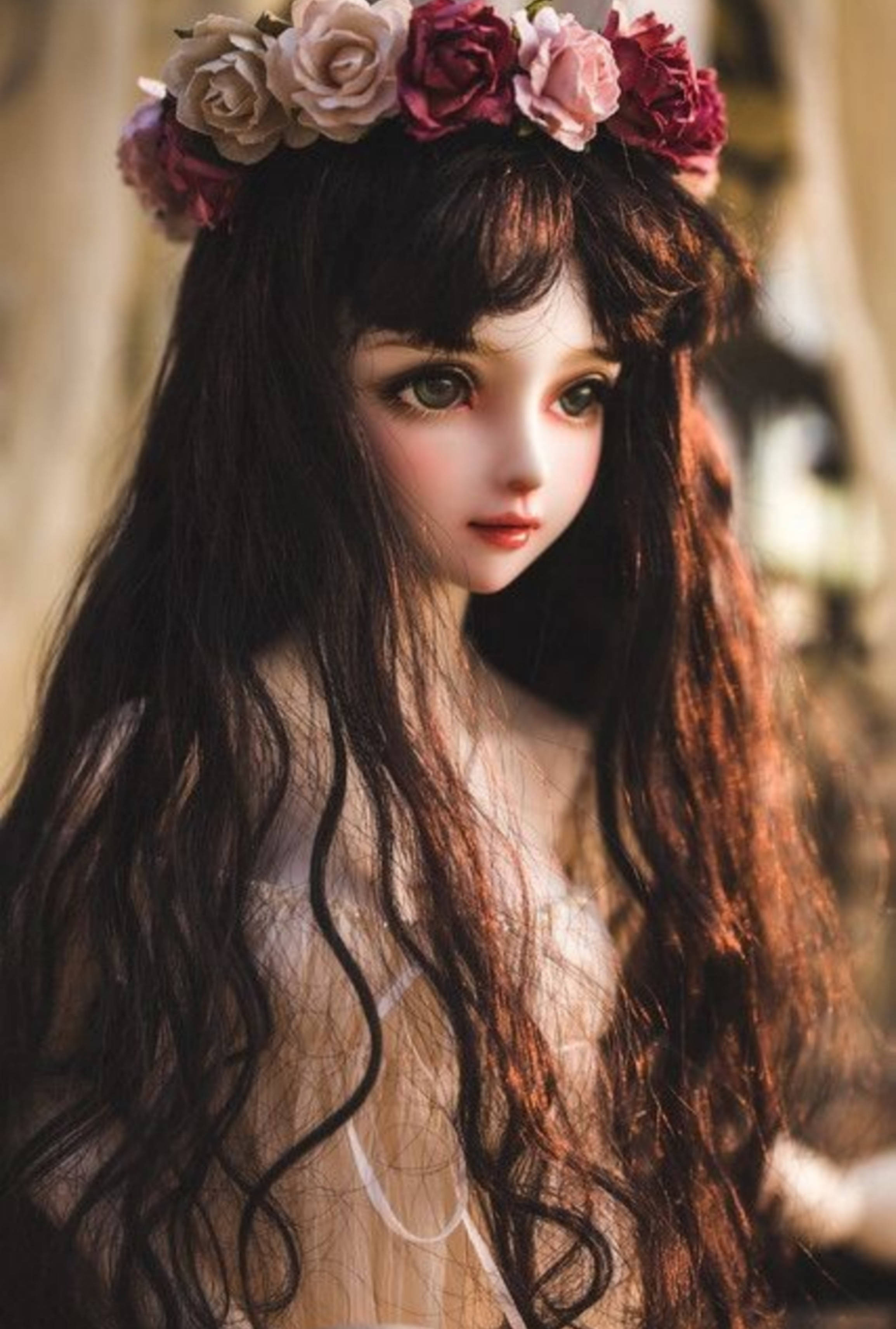 Doll 桌布 壁紙 — 一個長著深色長髮、戴著花冠的洋娃娃在溫暖的金色光芒中溫柔地凝視。