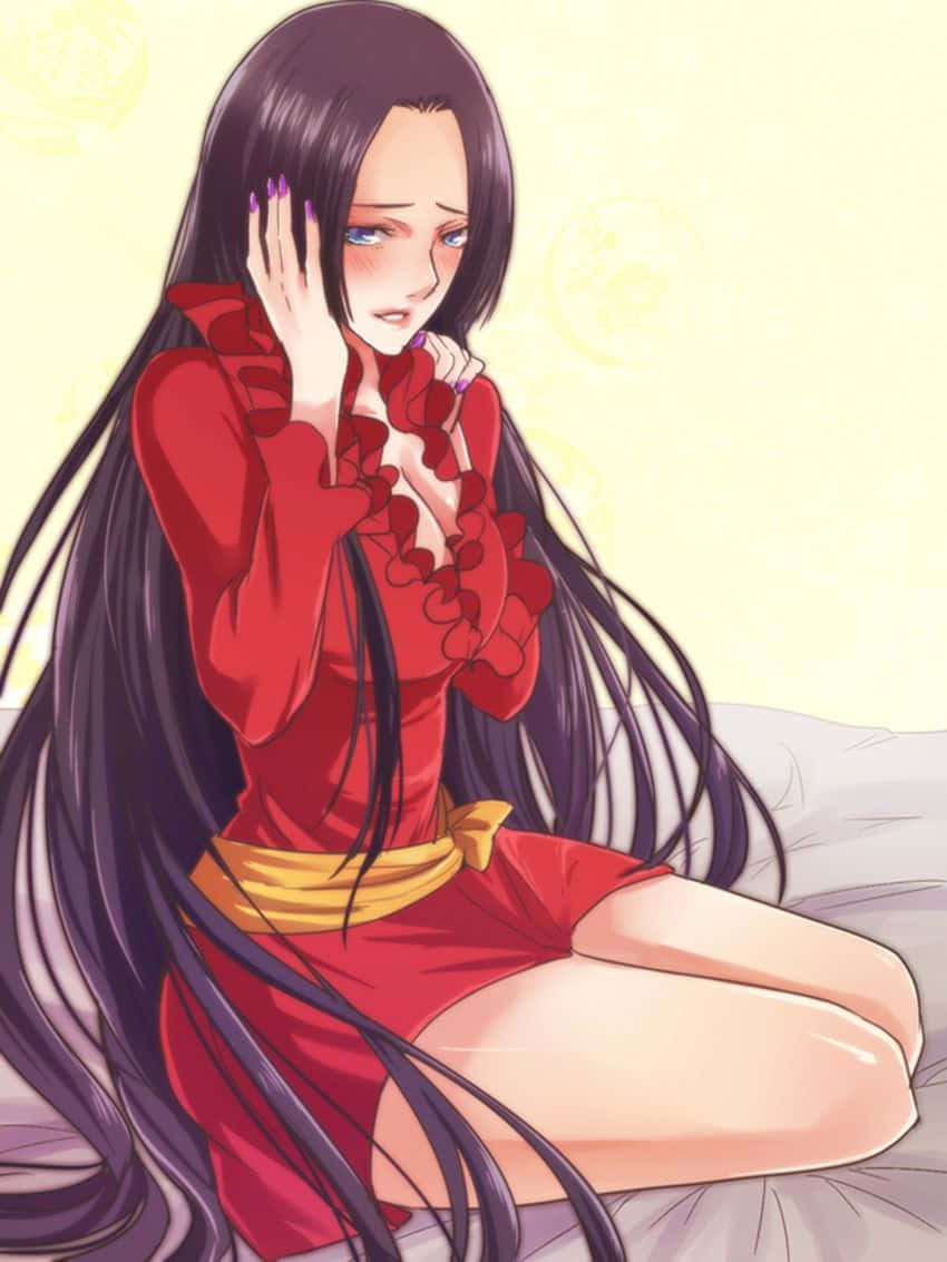 boa hancock 桌布 壁紙 — 一個長著深色長髮和藍色眼睛的憂鬱動漫女孩坐在床上，穿著帶有黃色腰帶的紅色荷葉邊連衣裙。
