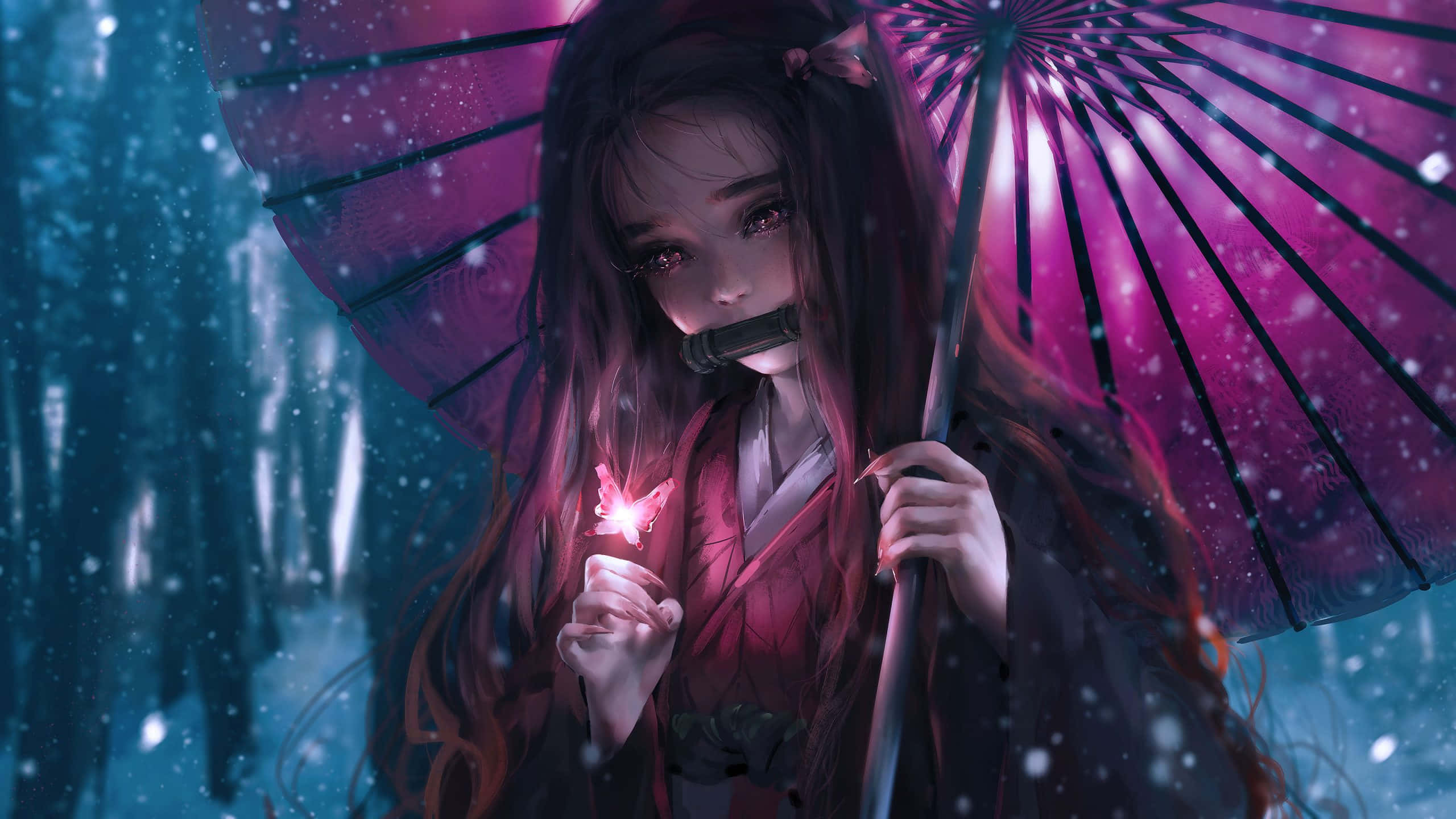 Cool Nezuko 桌布 壁紙 — 一個長著深色長髮的年輕動漫女孩在夜晚的雪地森林中拿著發光的粉紅色蝴蝶和紫色雨傘。