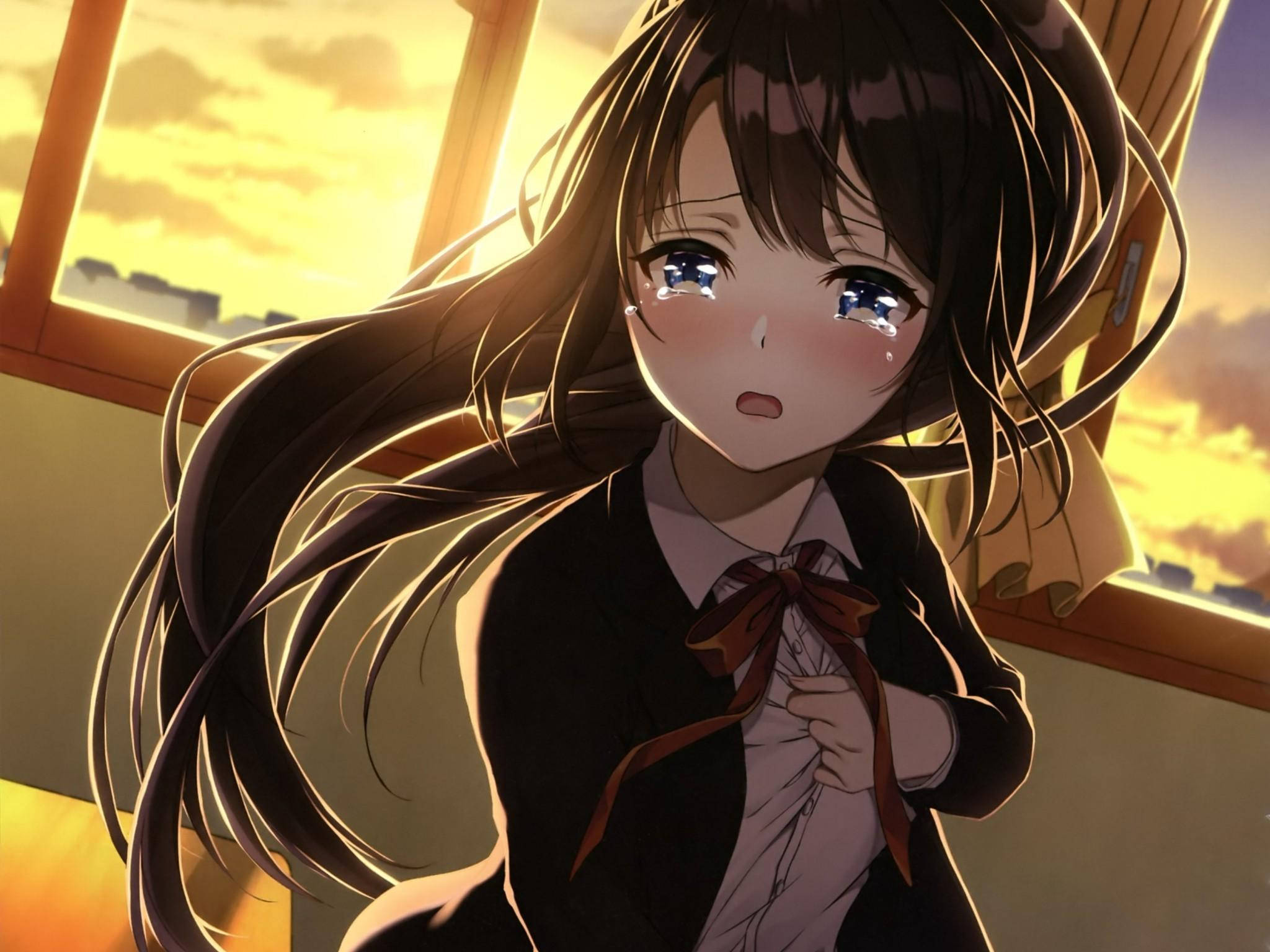 anime crying 桌布 壁紙 — 一個長著深色長髮的流淚動漫女孩，在金色夕陽灑滿她校服的時刻，悲傷地從窗戶凝望。