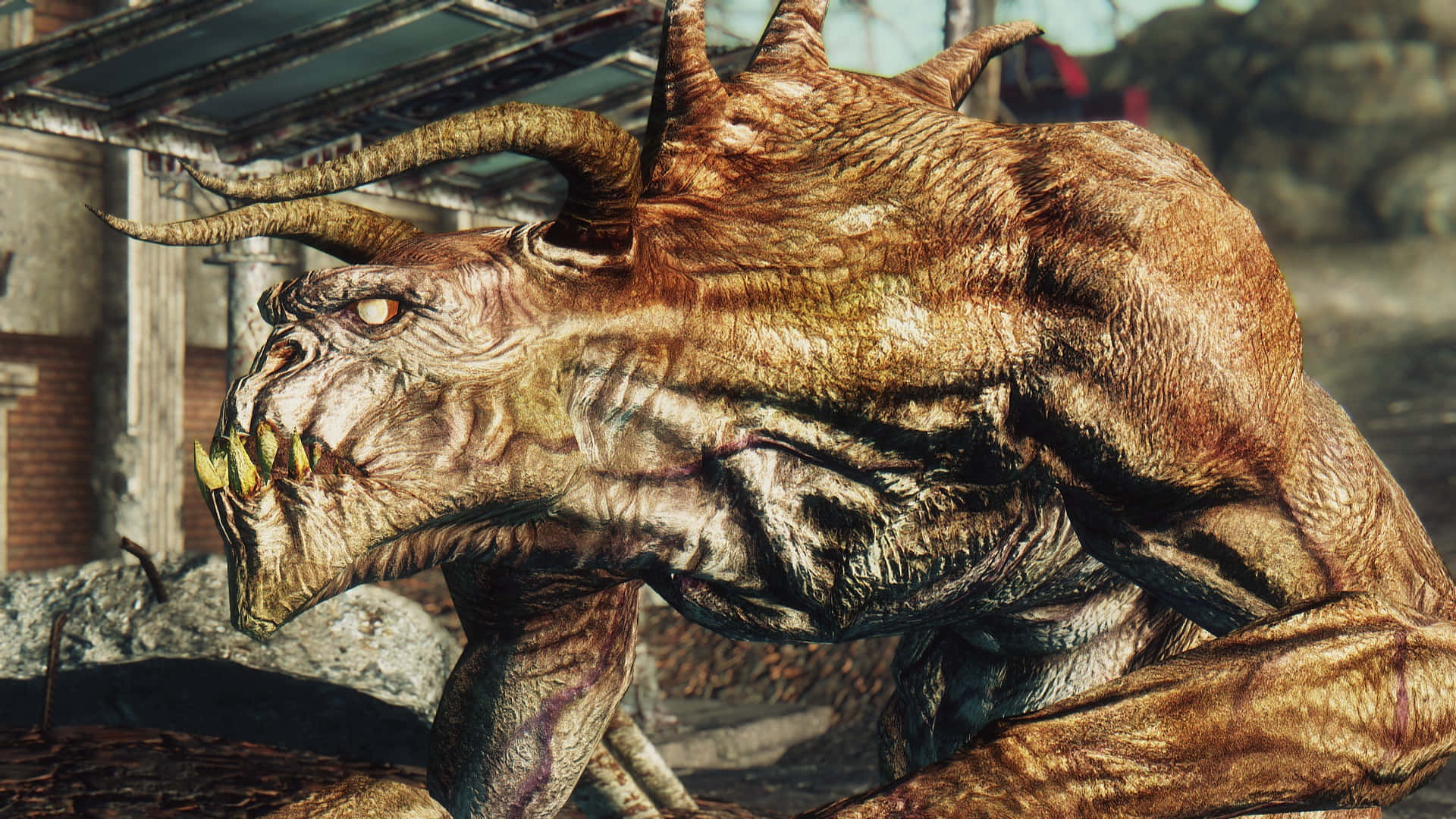 Deathclaw 桌布 壁紙 — 一個長著角、皮膚粗糙呈棕色、牙齒鋒利的怪誕怪物，在廢墟般的城市環境中威脅地蹲伏著。