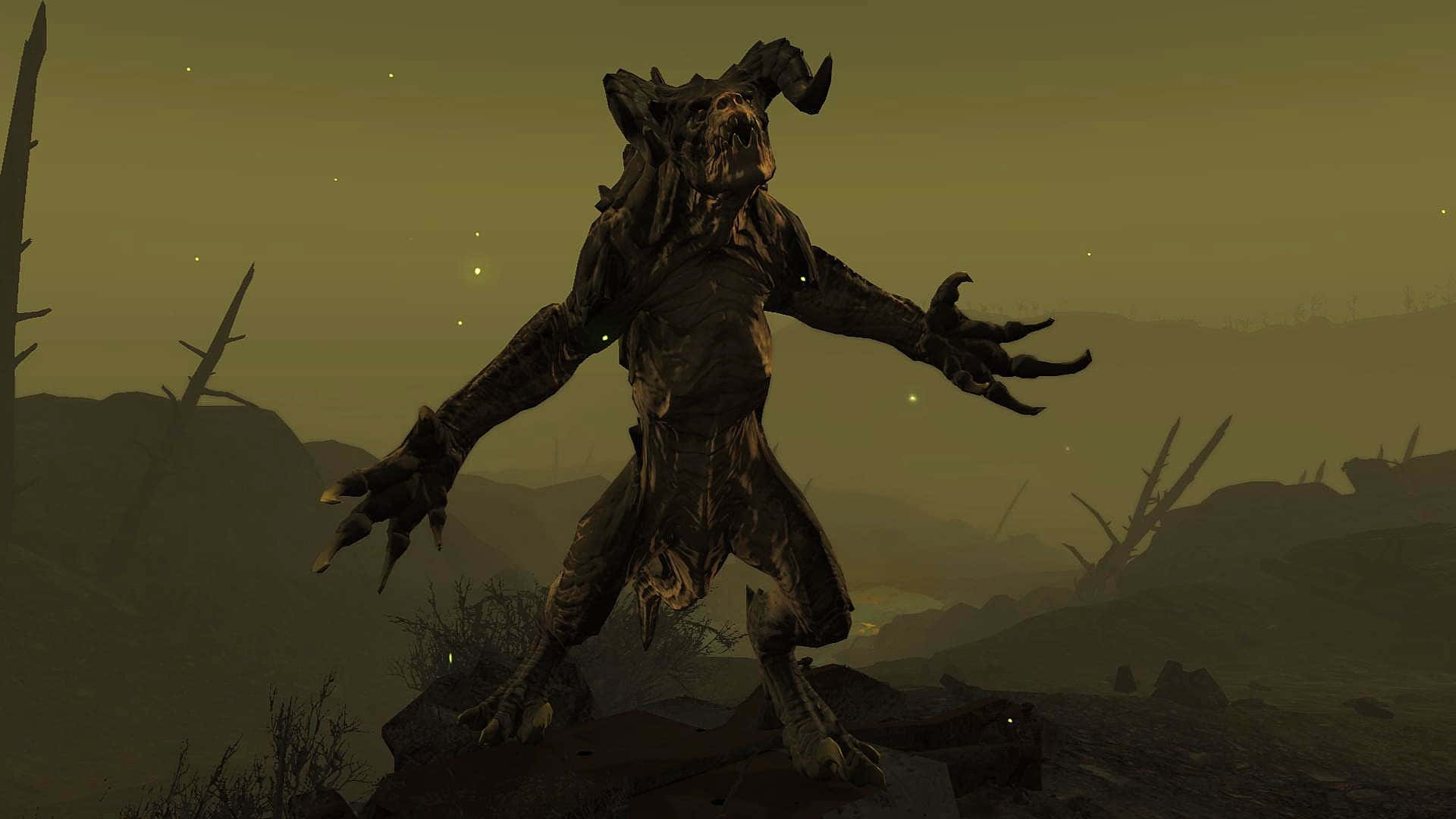 Deathclaw 桌布 壁紙 — 一個長著角和利爪的怪誕怪物，在昏暗的黃色天空下，站在荒涼多霧的荒地上，充滿威脅。