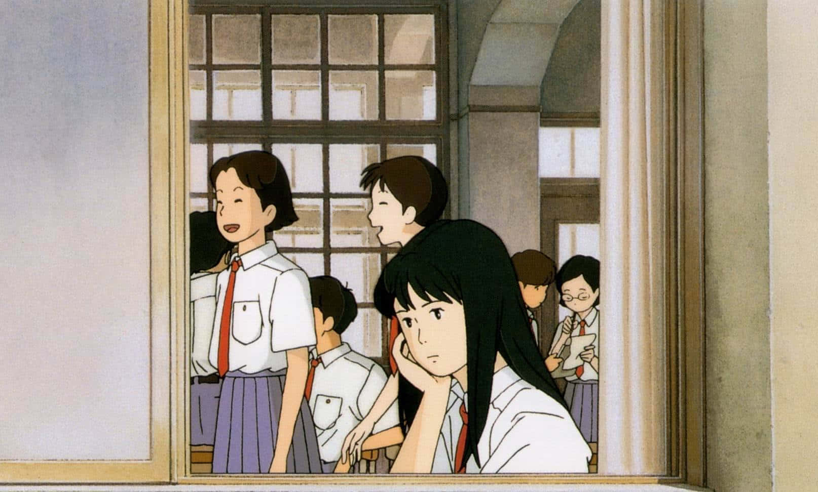 Studio Ghibli Ocean Waves 桌布 壁紙 — 一個長著黑色長髮的年輕女孩用手托著下巴，望向窗外，看著同學們在陽光普照的學校走廊裡聊天。