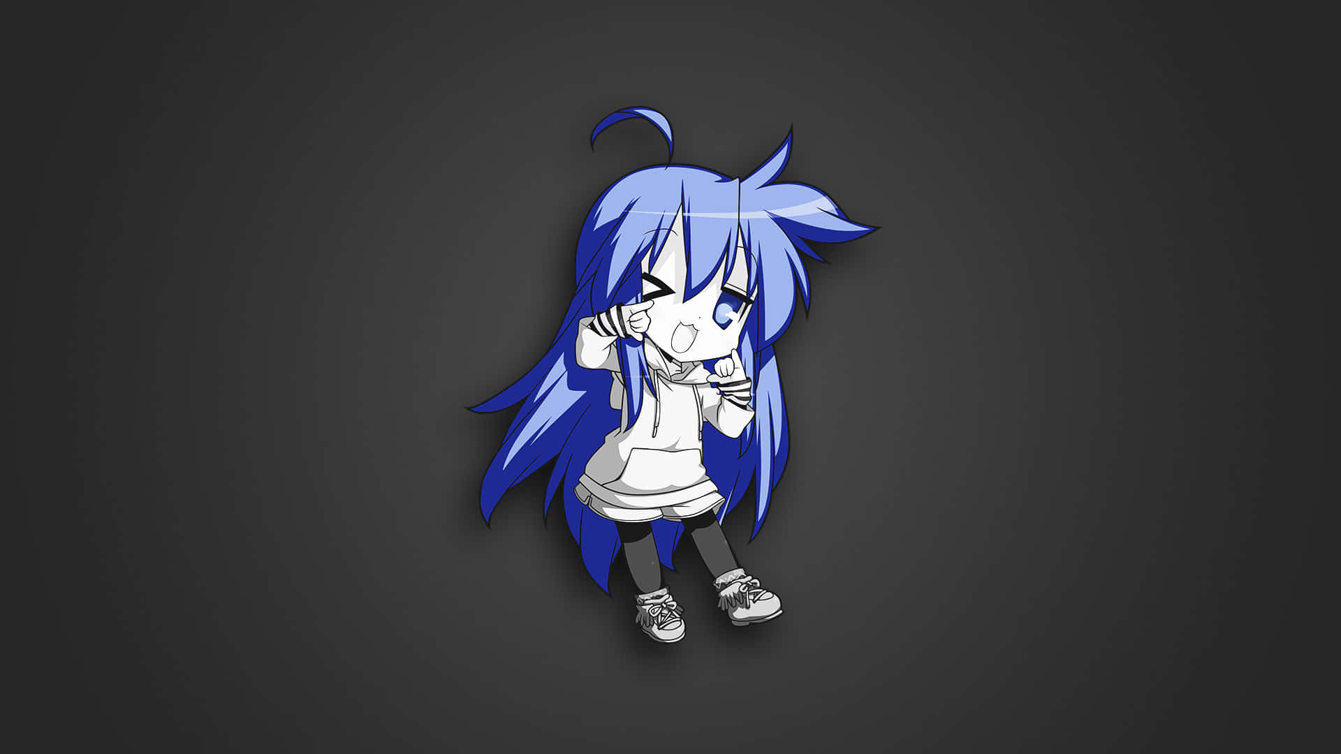 lucky star 桌布 壁紙 — 一個長藍色頭髮、穿著白色服裝的Q版動漫女孩站在深灰色背景前。
