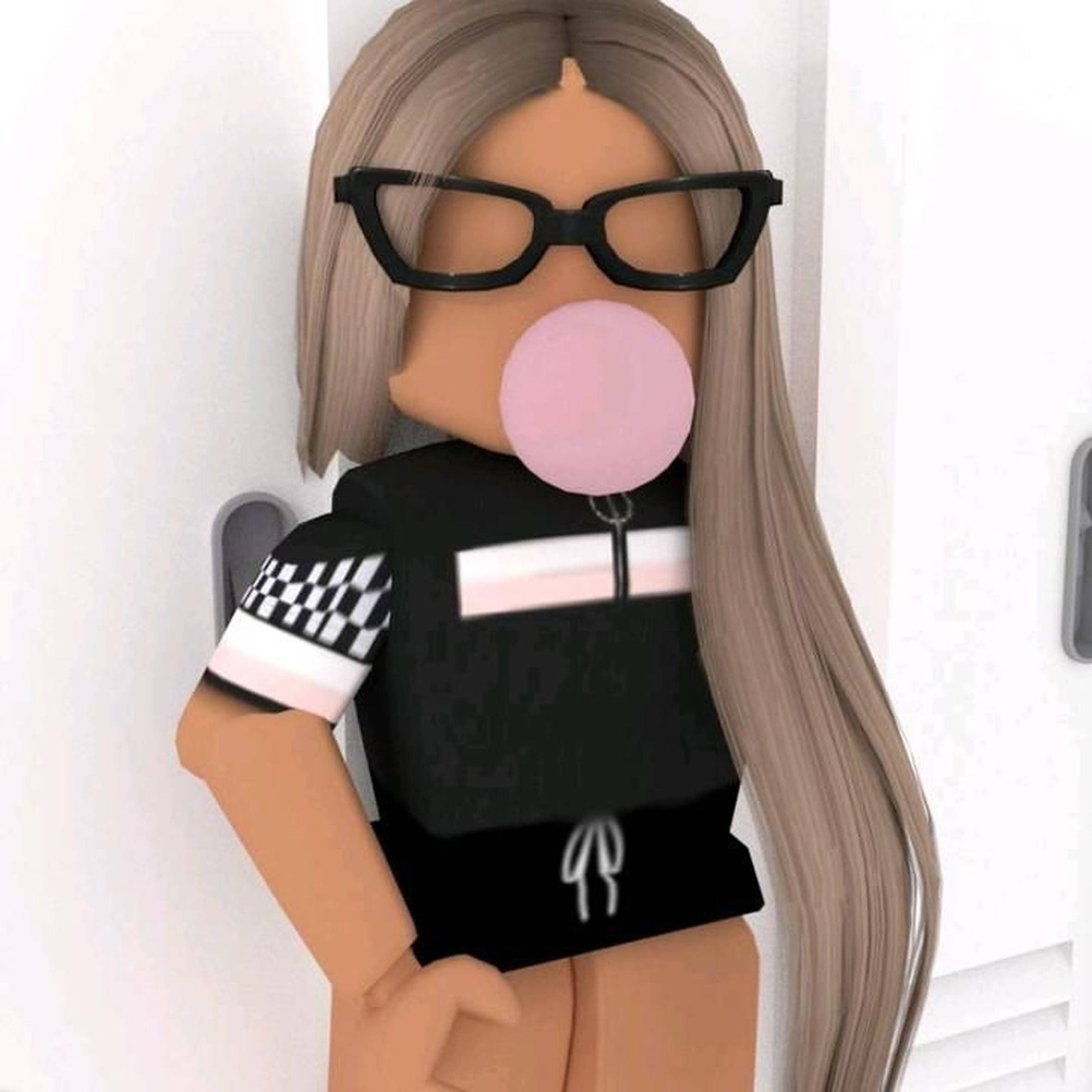Roblox 女孩 桌布 壁紙 — 一個長金髮、戴黑眼鏡的Roblox角色靠著白色牆壁吹一個大粉紅色泡泡糖球。